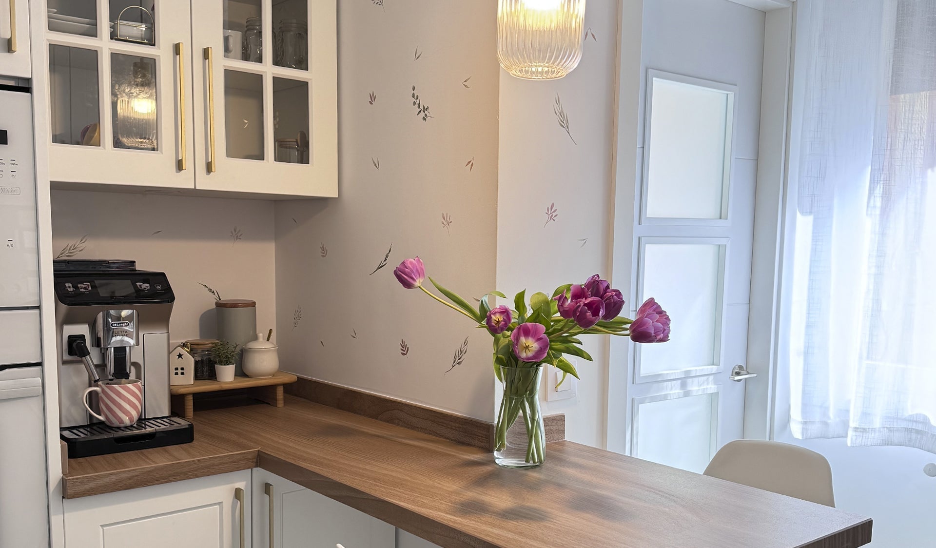 ocina decorada con vinilos adhesivos de plantas verdes estilo natural en pared blanca _ Nicolasito