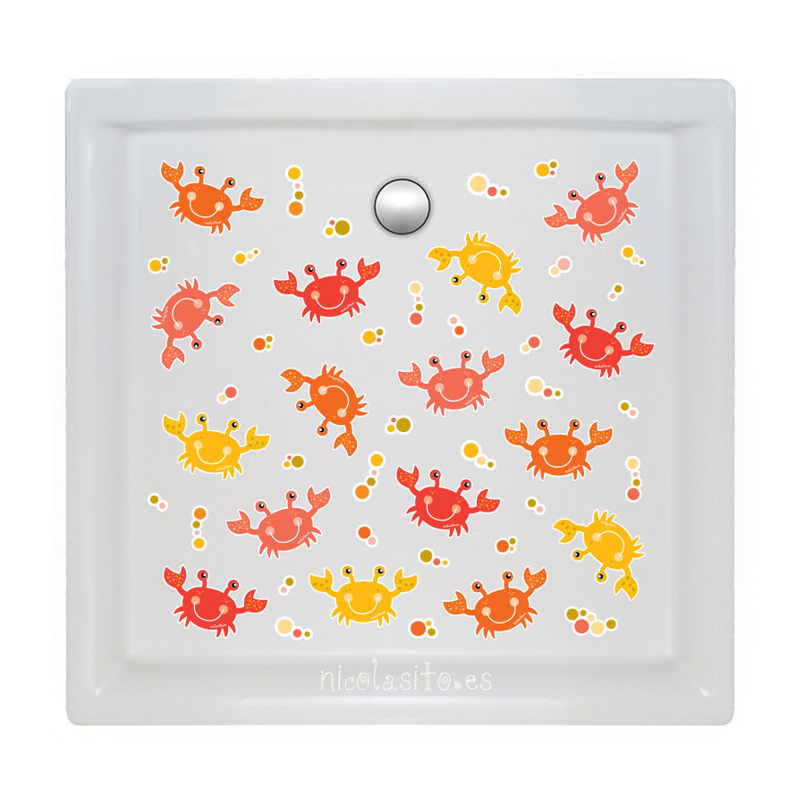 Primer plano de pegatinas antideslizante de cangrejo rojo y naranja aplicando en el fondo de una ducha, mostrando su diseño colorido y funcionalidad antideslizante #color_Naranja