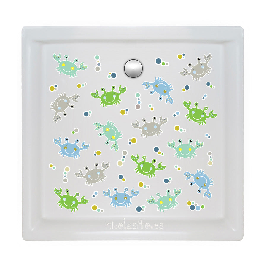 Plato de ducha con las pegatinas de cangrejos antideslizantes verdes y azules destacando que se mantienen firmemente adheridas bajo el agua, brindando seguridad en la ducha #color_Verde