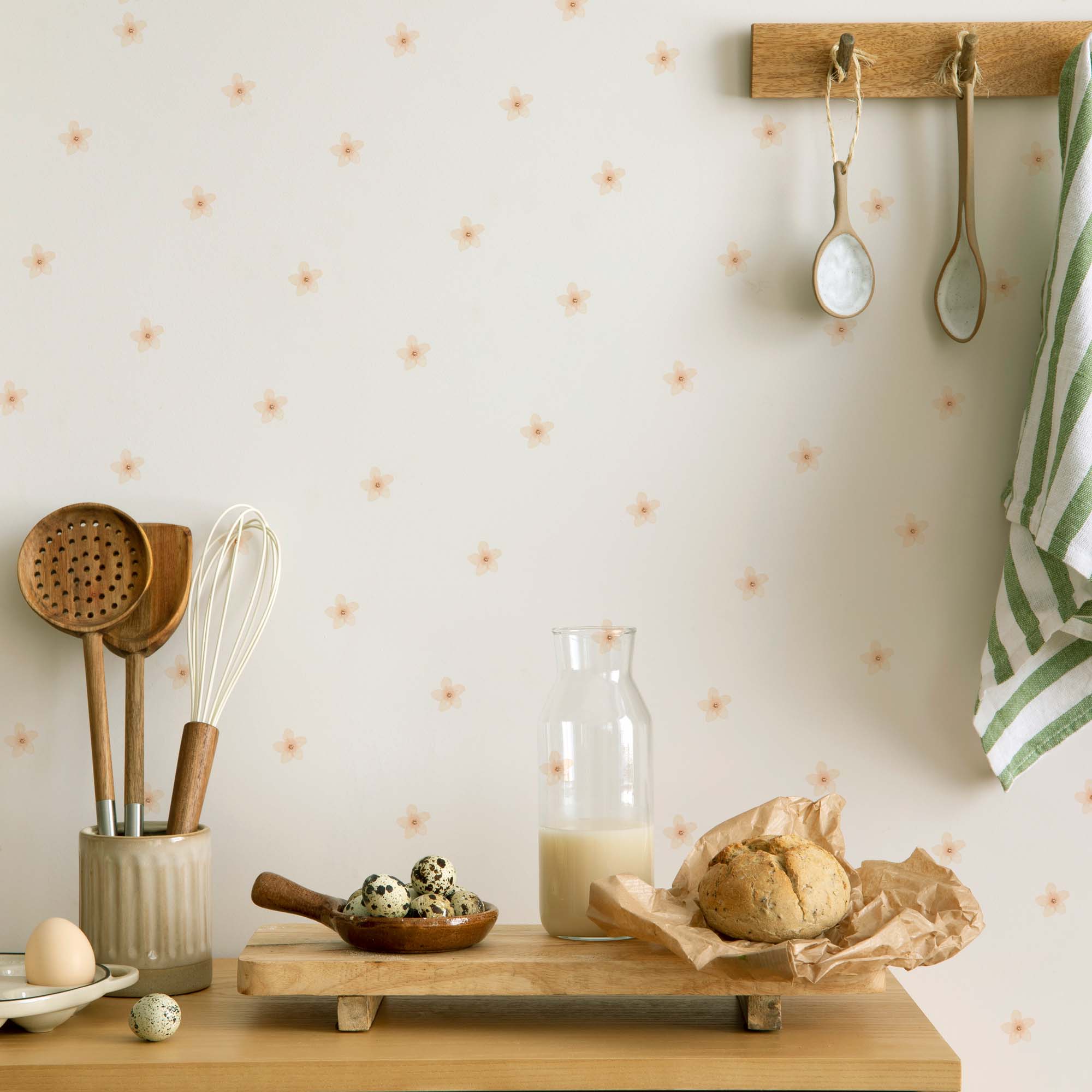 Vinilo decorativo flores de cerezo en color peach, colocado en la pared de una cocina, creando un efecto papel pintado y un estilo sakura japonés elegante - Nicolasito.es #color_flores cerezo peach