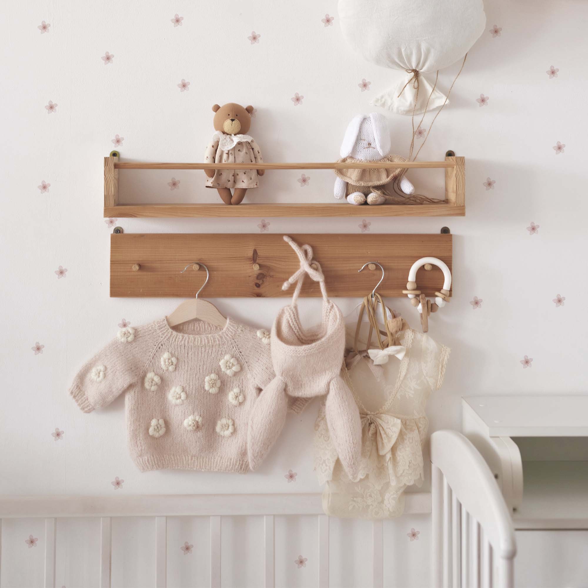 Vinilo decorativo flores de cerezo en color rosa, decorando la pared blanca de un dormitorio infantil con detalles en madera. Adhesivo pared estilo japonés - Nicolasito.es #color_flores cerezo rosa