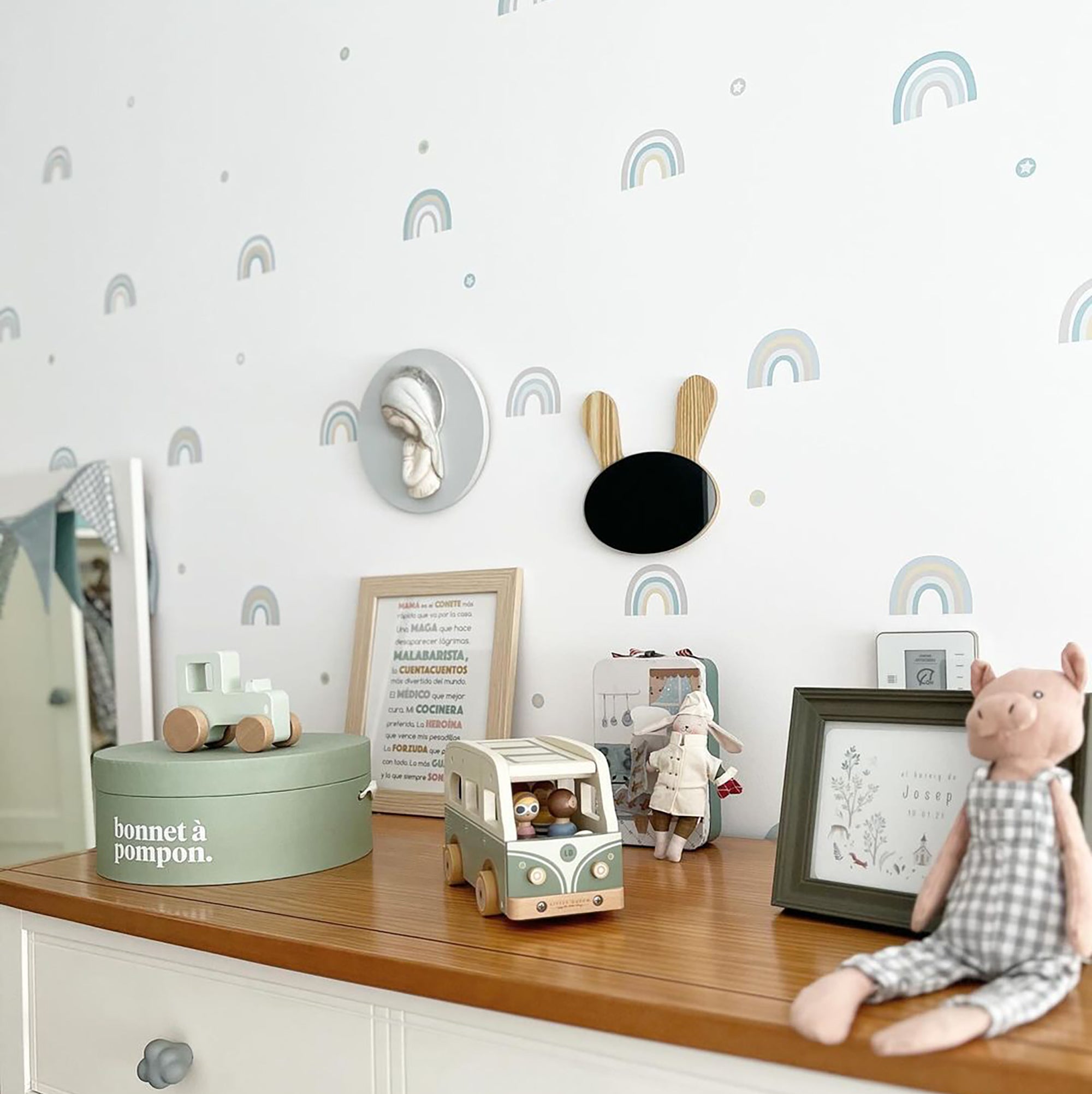 Habitación de bebe real con paredes blancas decoradas con vinilo decorativo adhesivo de pared en forma de arcoiris de color azul combinado con muebles de madera creando una decoración minimalista - Nicolasito.es #color_Pastel azul