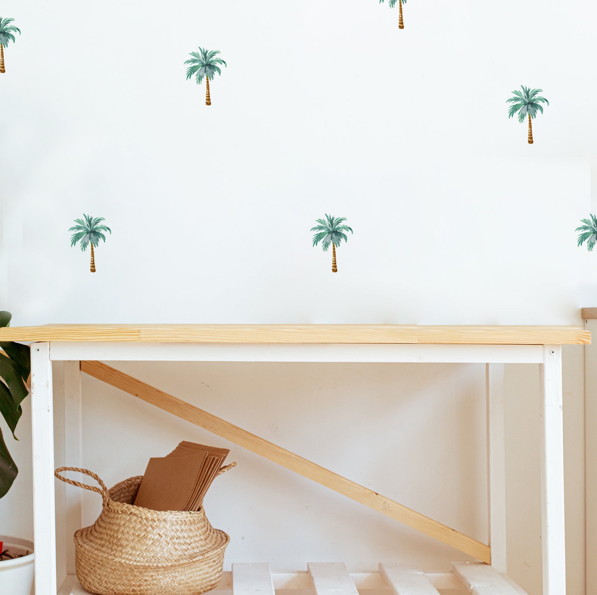 Vinilo adhesivo de pared palmeras tropicales con acabado efecto acuarela colocados en la pared blanca de un recibidor con detalles en madera creando ambiente exótico natural. Adhesivo de alta calidad fácil de aplicar y de retirar - Nicolasito.es