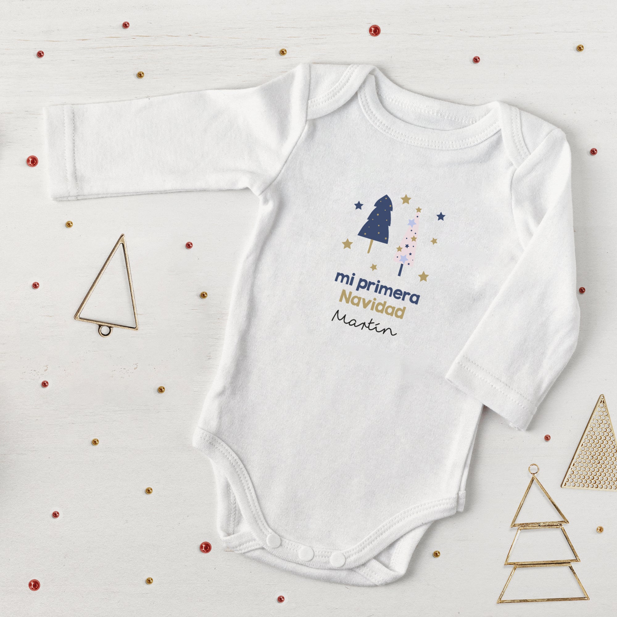 Body personalizado Mi Primera Navidad para bebé, confeccionado en algodón 100% orgánico, suave y cómodo, ideal para su primera Navidad - Nicolasito.es #diseño_Diseño 1