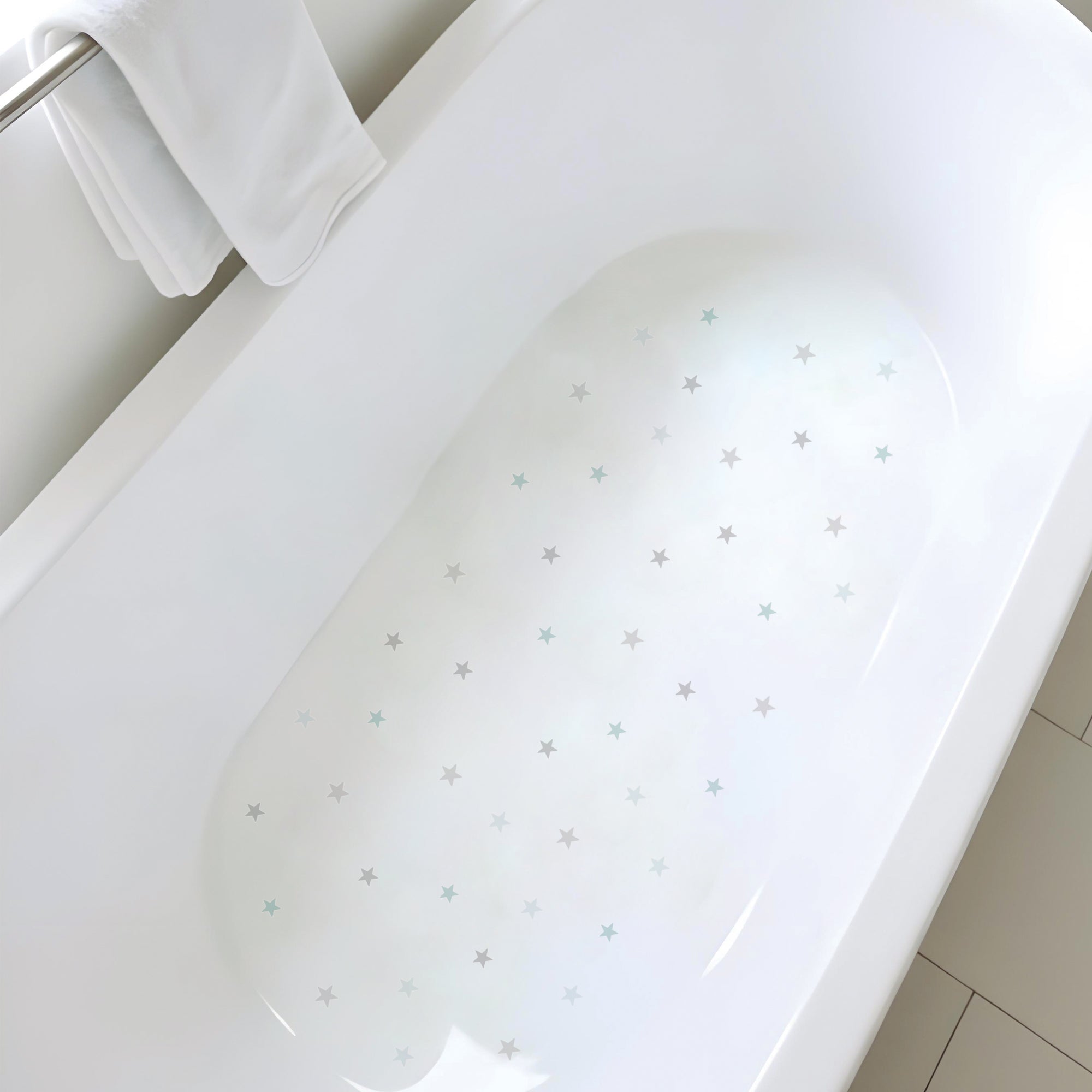Imagen detallada de bañera blanca minimalista con set de varias pegatnas antideslizantes en forma de estrella de color gris que ayudan a evitar resbalonesdurante el baño creando así un ambiente seguro - Nicolasito.es #color_Gris Claro