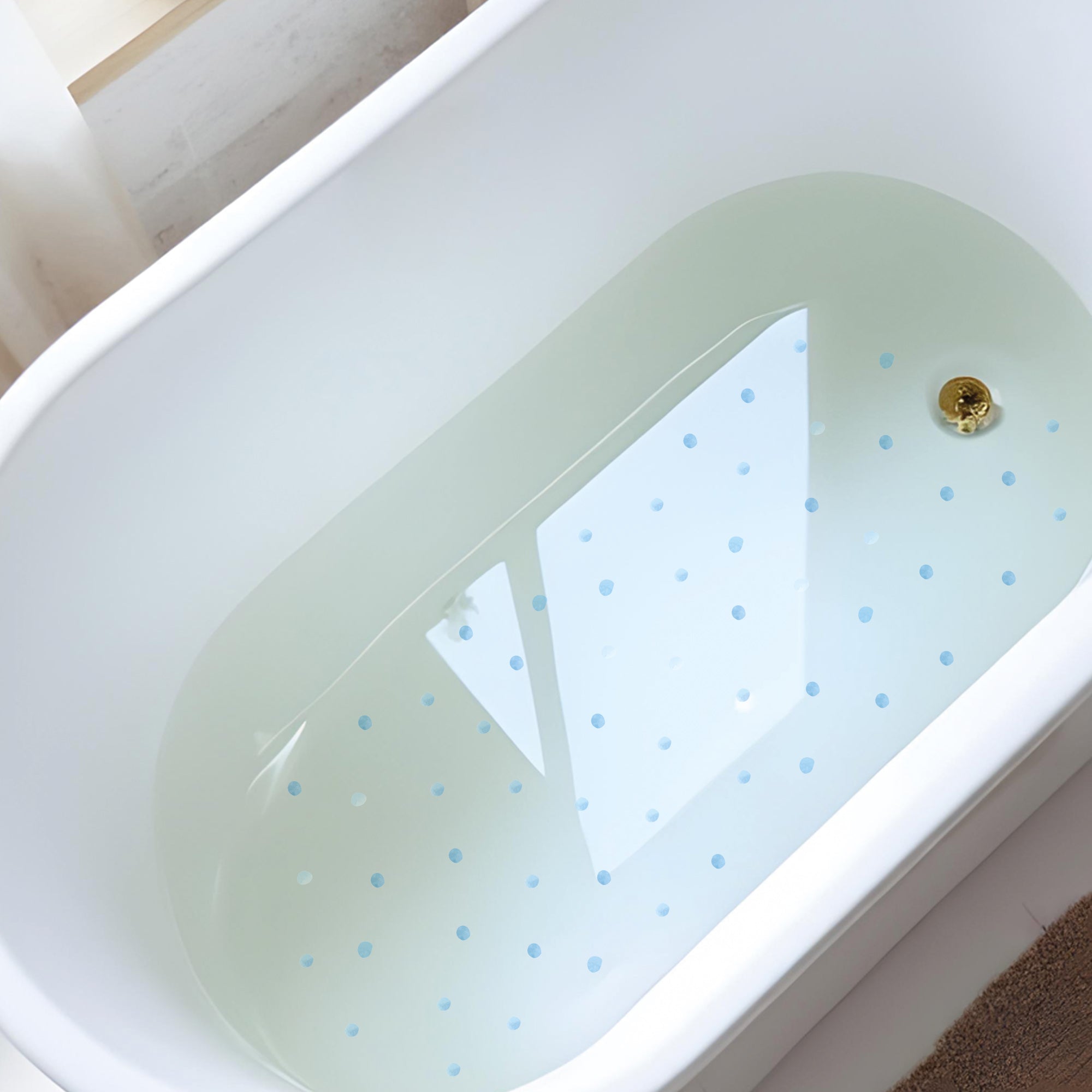 Plano detalle de bañera blanca y minimalista con set de 80 pegatinas antideslizantes en forma de topitos irregulares de color azul con acabado acuarela que ayudan a evitar resbalones - Nicolasito.es #color_antideslizante-topitos-azul