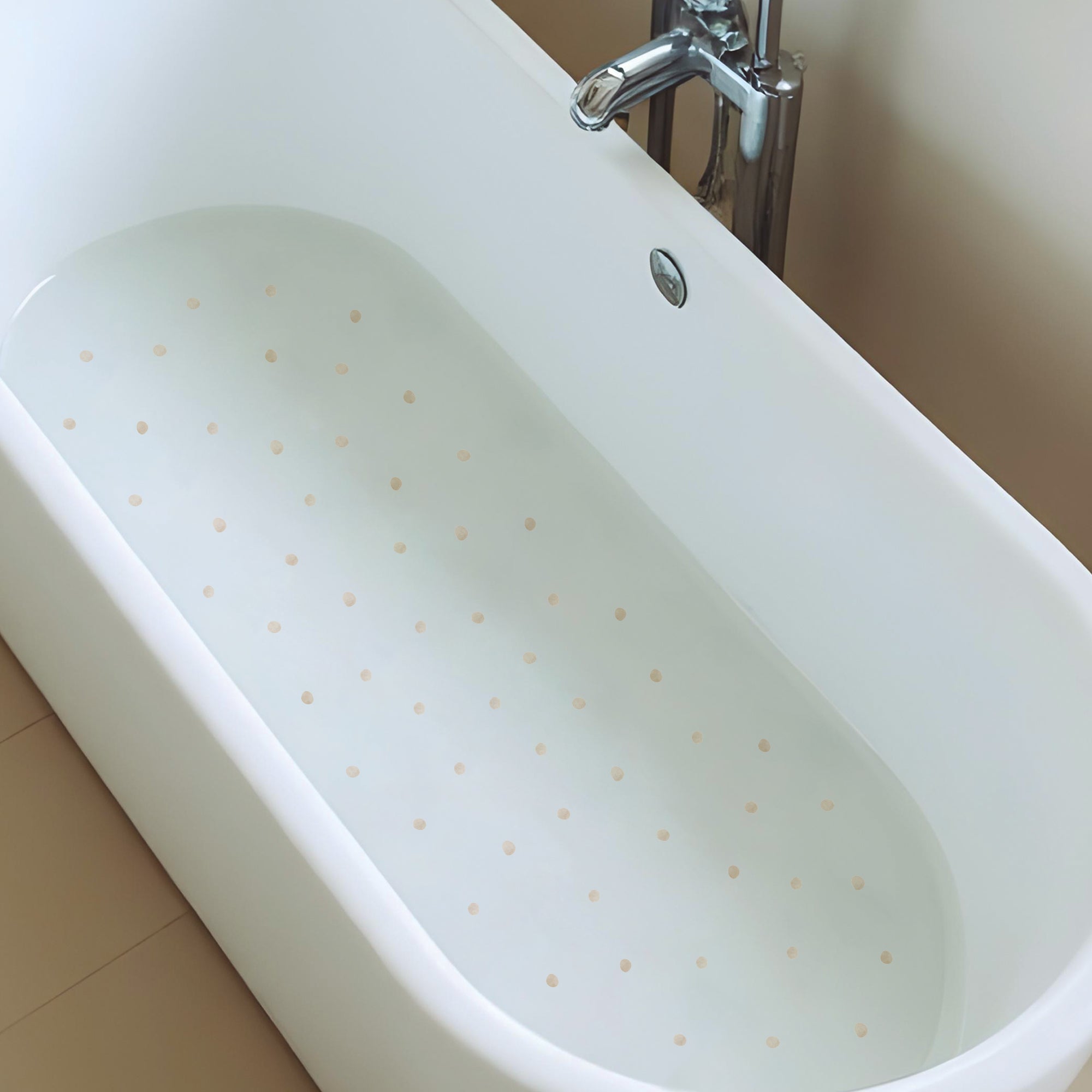 Plano detalle de bañera blanca con set de vinilos antideslizantes en forma de topitos con acabado acuerala y de color azul que ayudan a evitar resbalones durante el baño creando un ambiente elegante y seguro - Nicolasito.es #color_antideslizante-topitos-beige