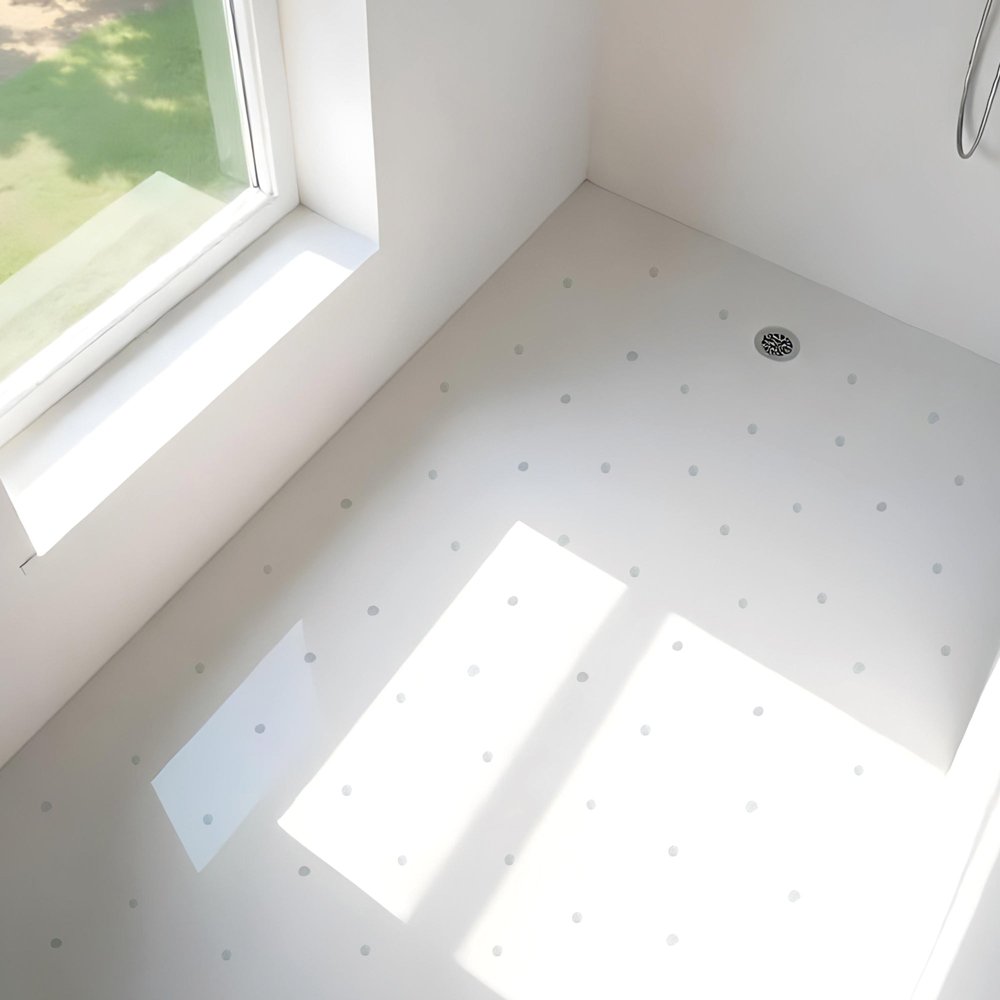 plano detalle de plato de ducha minimalista con 80 pegatinas antideslizantes en forma de topitos de color verde y con efecto acuarela que evitan resbalones durante el baño - Nicolasito.es #color_antideslizante-topitos-gris