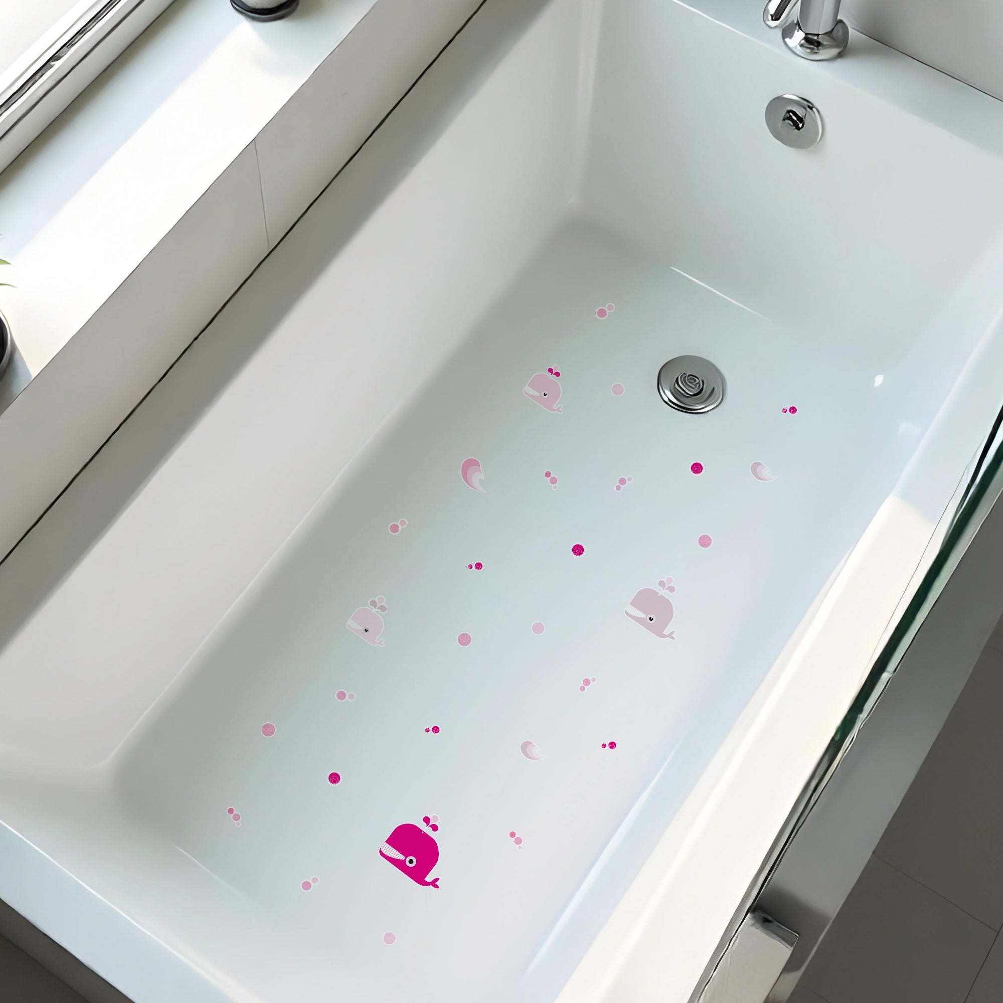 plano detalle de bañera con fondo blanco y con 4 pegatinas antideslizantes infantiles en forma de ballenas de color rosa y olas para evitar resbalones durante el baño - Nicolasito.es #color_Rosa
