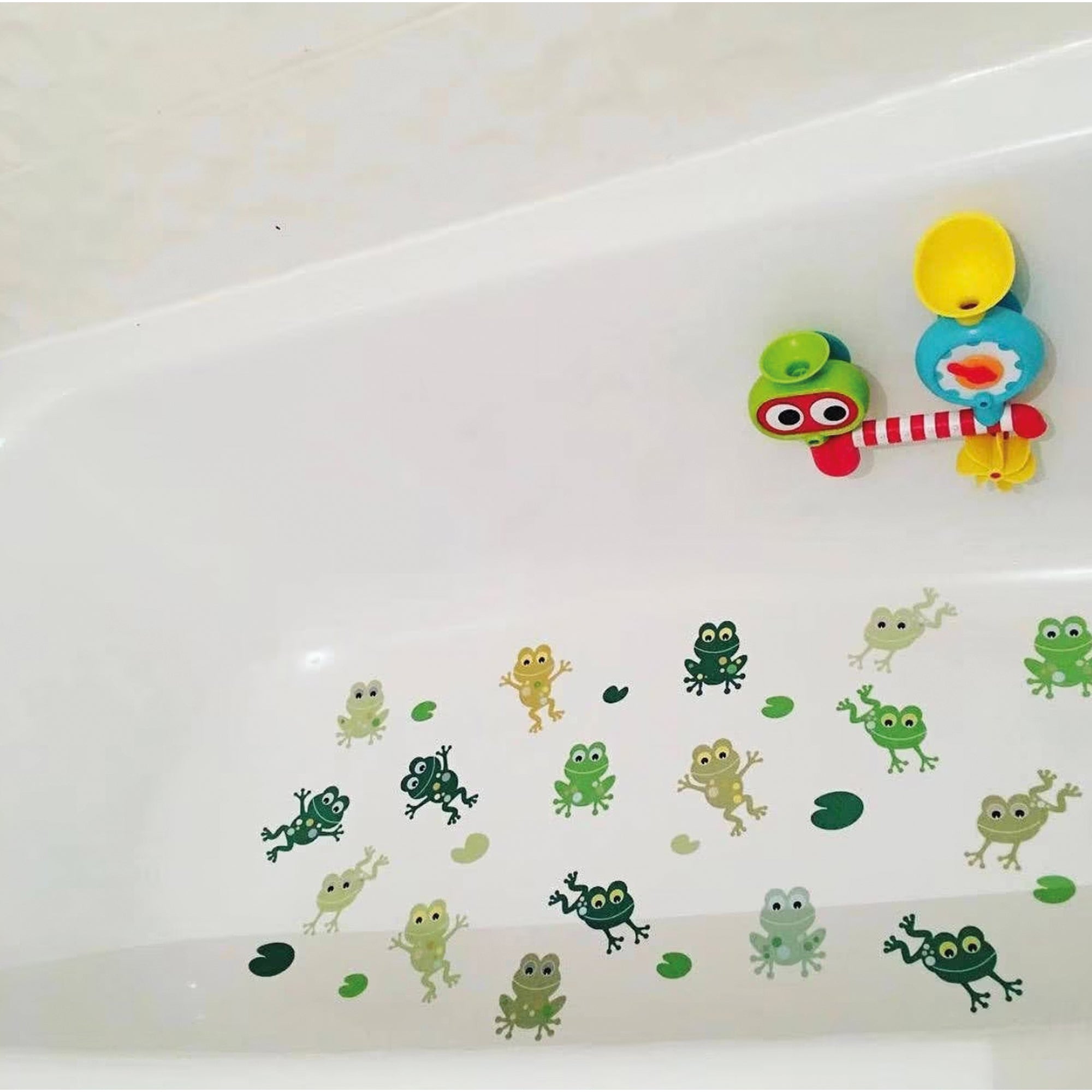 Plano general de una bañera con ranitas de vinilo antideslizante en color verde para evitar resbalones Nicolasito.es