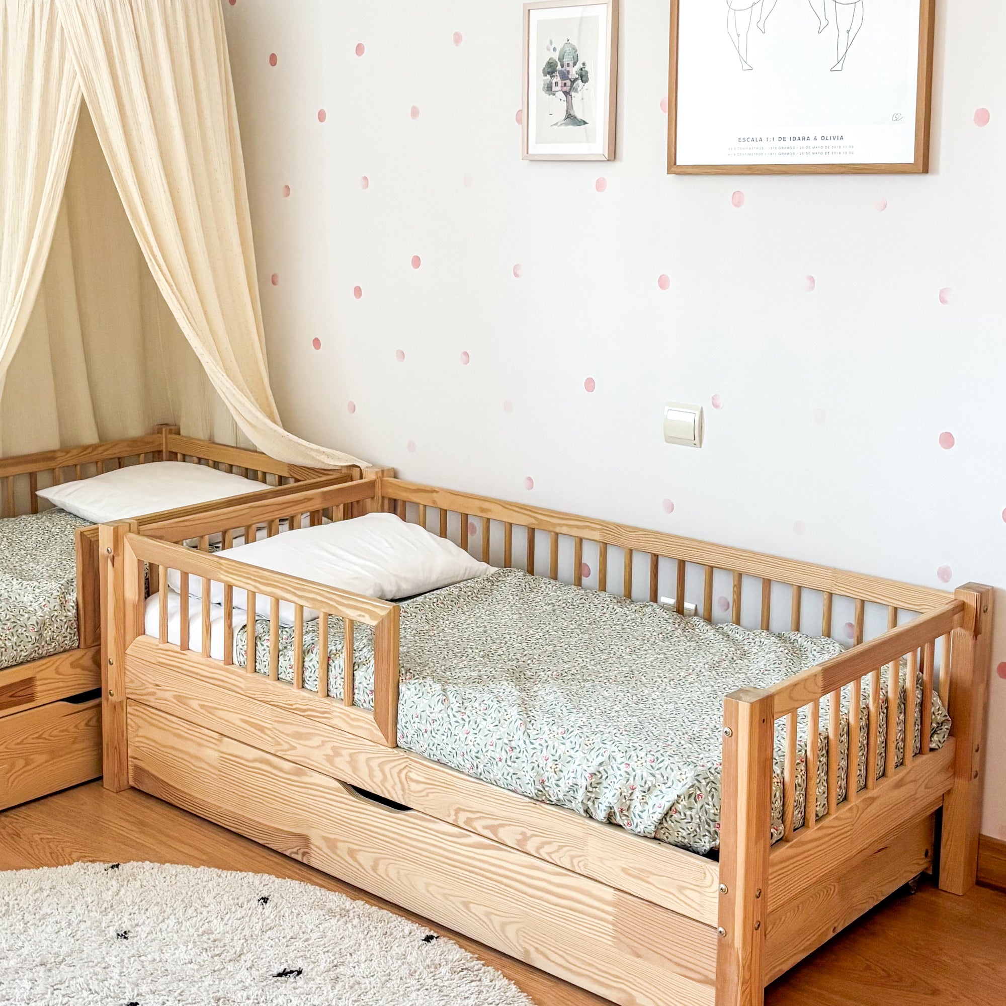 Vista lateral de la cama nórdica infantil con cajón extraíble para guardar ropa, juguetes o textiles - Nicolasito.es