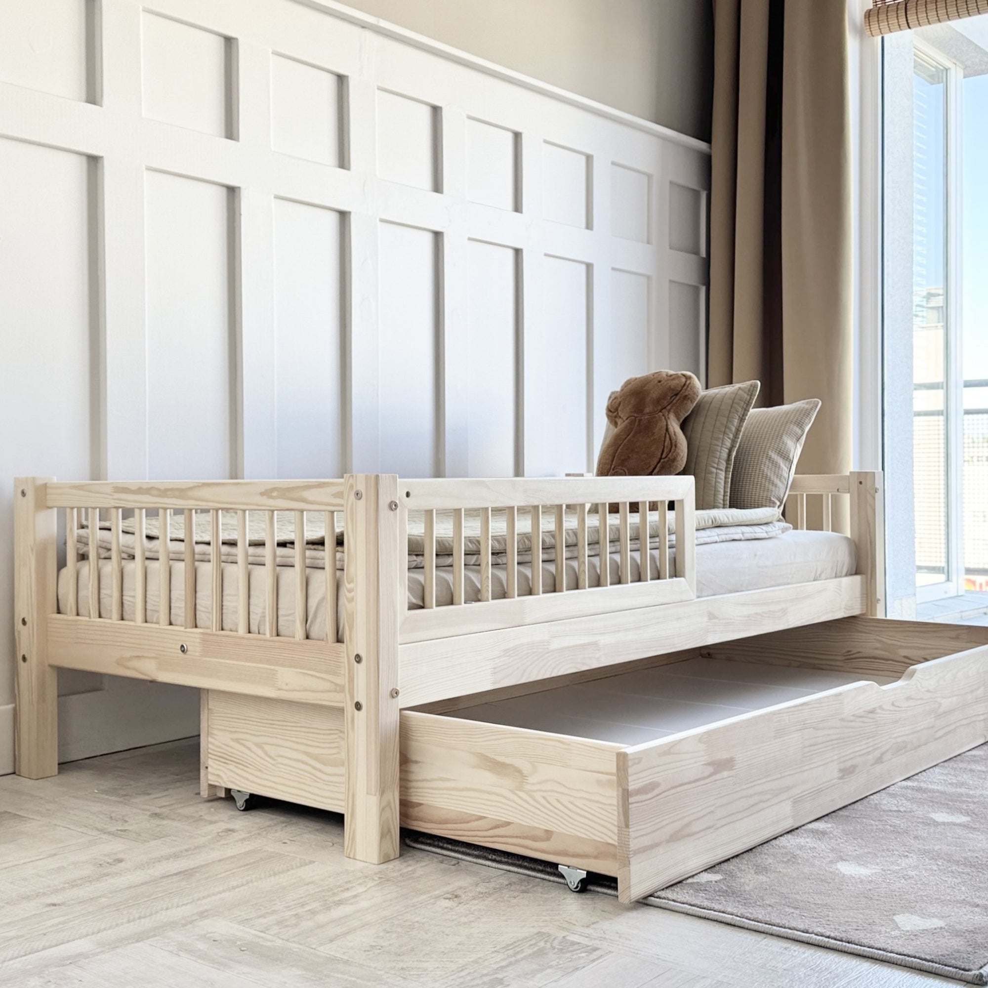 Detalle del cajón de almacenaje de gran tamaño integrado en la cama nido de estilo nórdico - Nicolasito.es