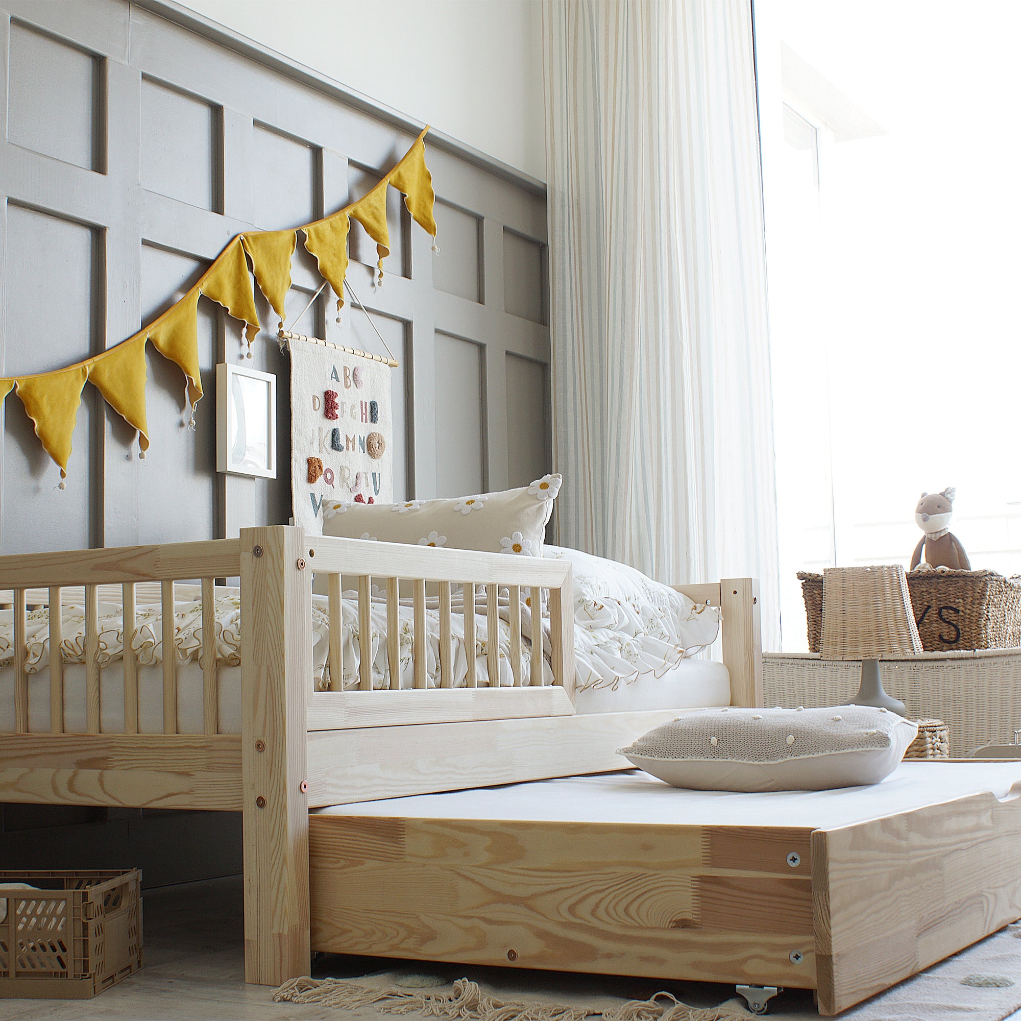 Cama infantil nórdica mostrando la cama supletoria desplegada desde el cajón inferior - Nicolasito.es #cajón_Con función de cama