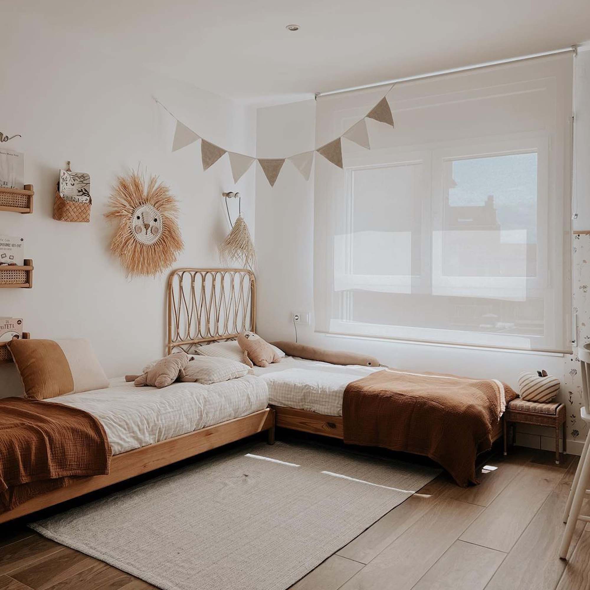 Cabecero de caña rectangular hecho a mano, integrado en dormitorio minimalista infantil con tonos tierra y materiales naturales - Nicolasito.es