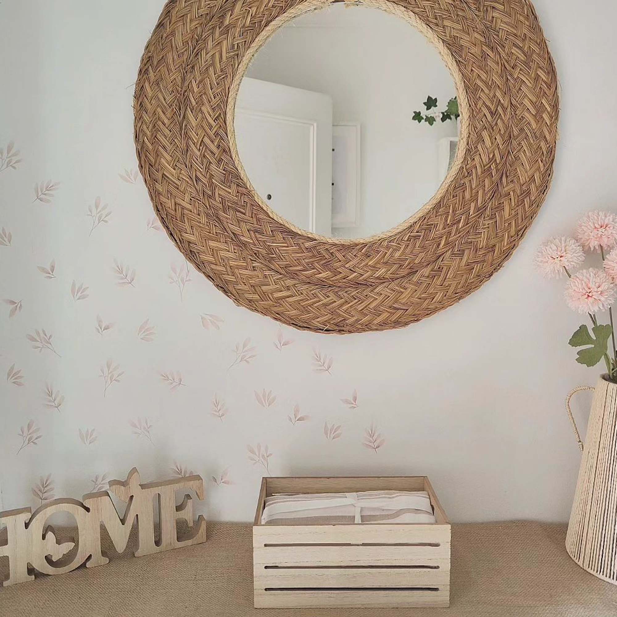 Detalle recibidor con plantas mini decorativas en pared #color_plantas-acuarela-beige