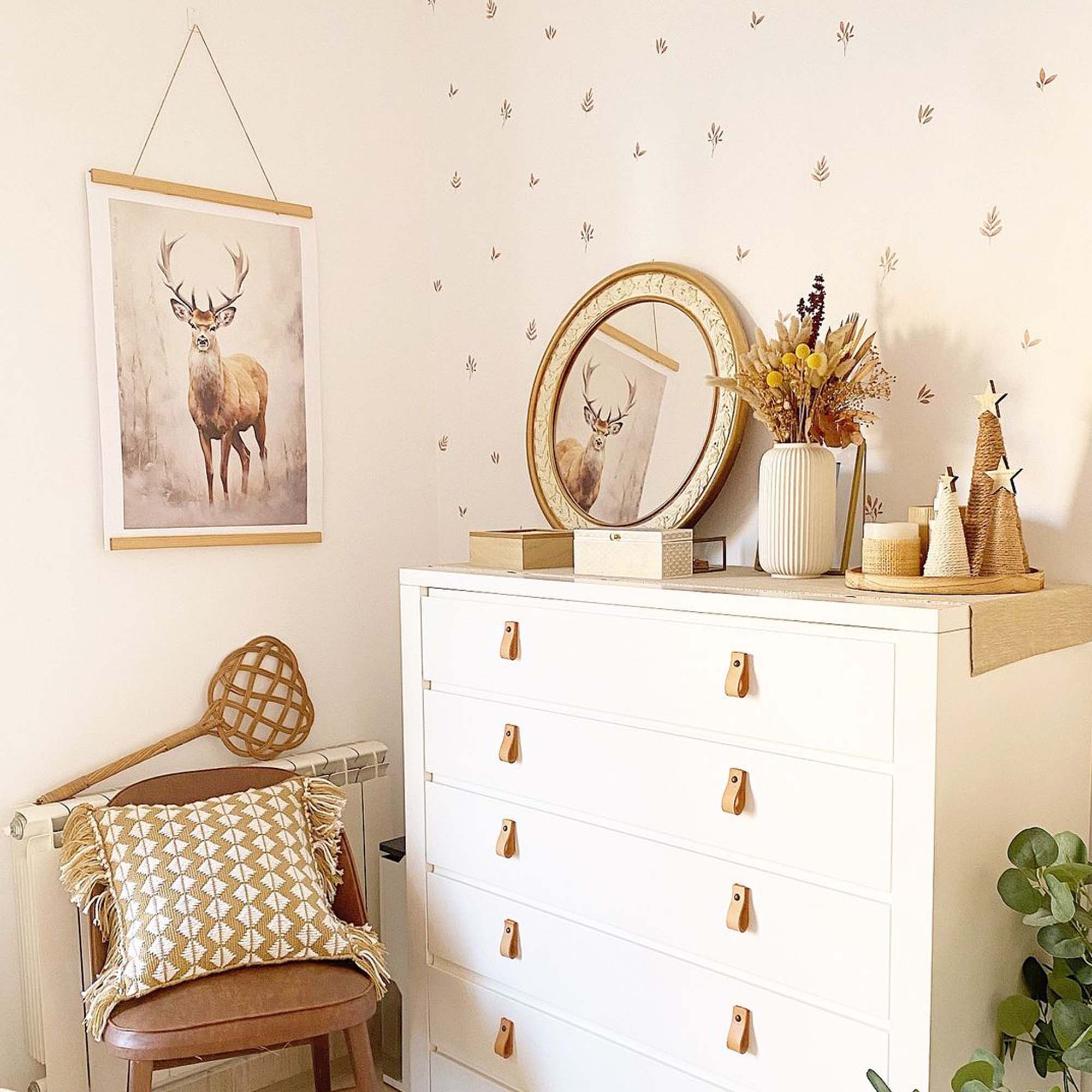 Detalle pared decorada con pegatinas de plantas mini marrones en estilo acuarela dando un efecto de papel pintado. Decoración bonita elegante y sofisticada en tonos tierra y estilo botanico. Nicolasito.es #color_plantas-acuarela-marron