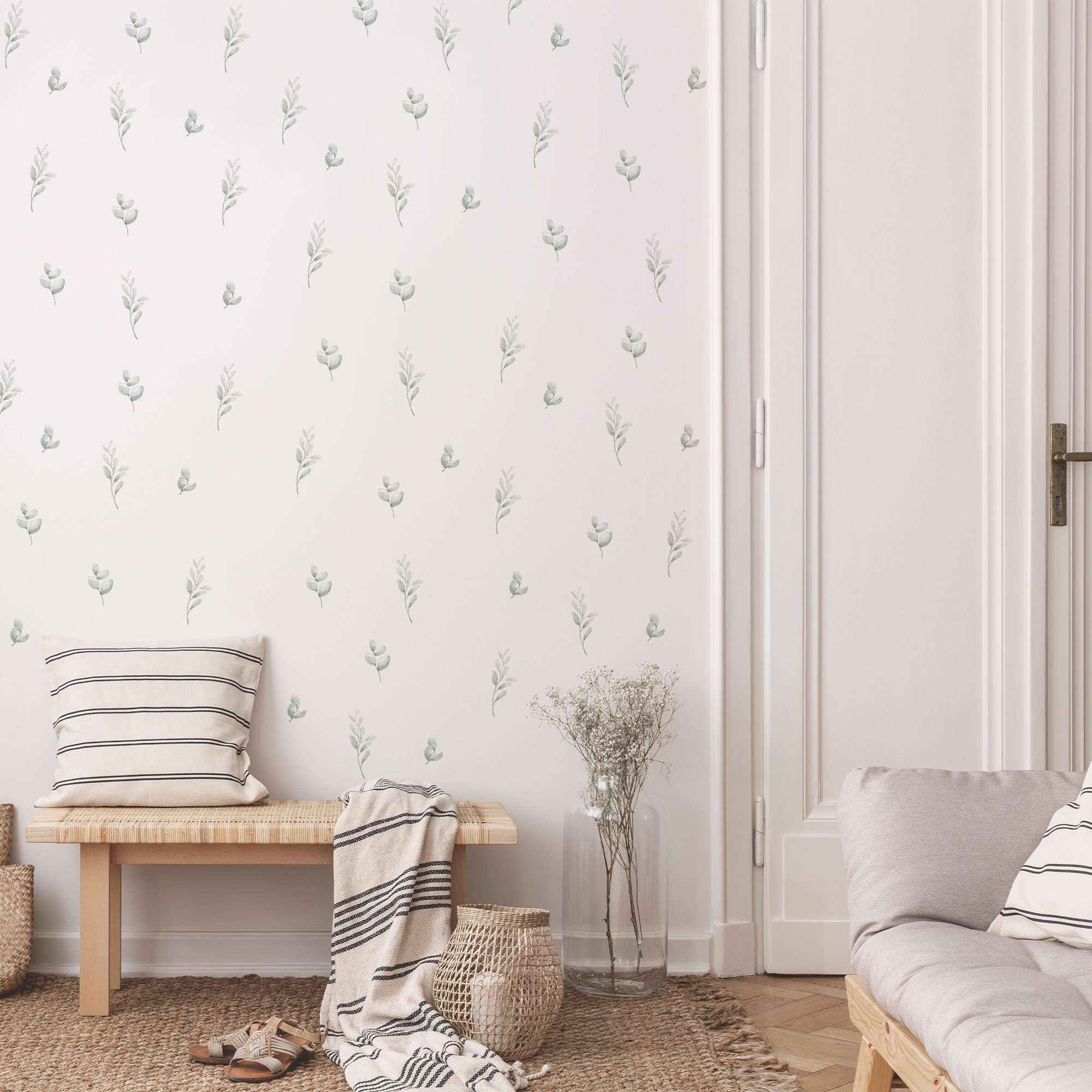 Decoración de salón con detalles en madera y paredes grandes y blancas decoradas con plantas verdes de estilo bohemio y acabado acuarela, perfectas para añadir frescura y estilo a salones y terrazas con decoración rústica - Nicolasito.es #tamaño_Pequeño