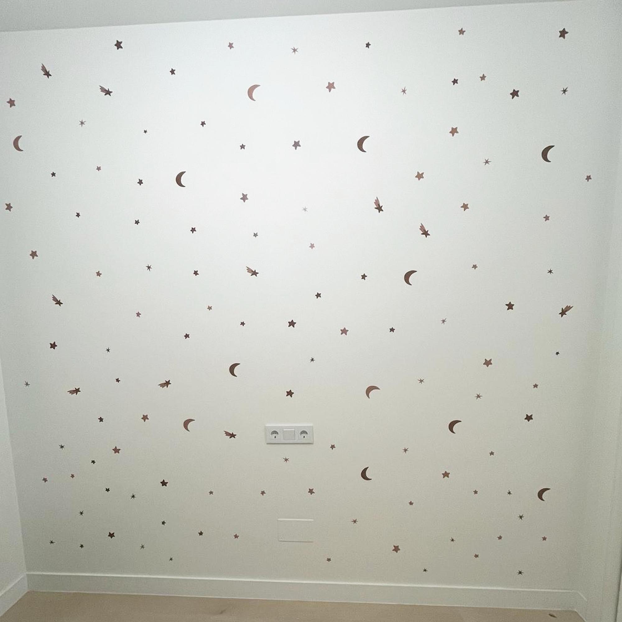 Vinilo decorativo adhesivo en forma de estrellas y lunas de color marron sobre pared de dormitorio infatil - Nicolasito.es #color_estrellas-y-lunas-topo