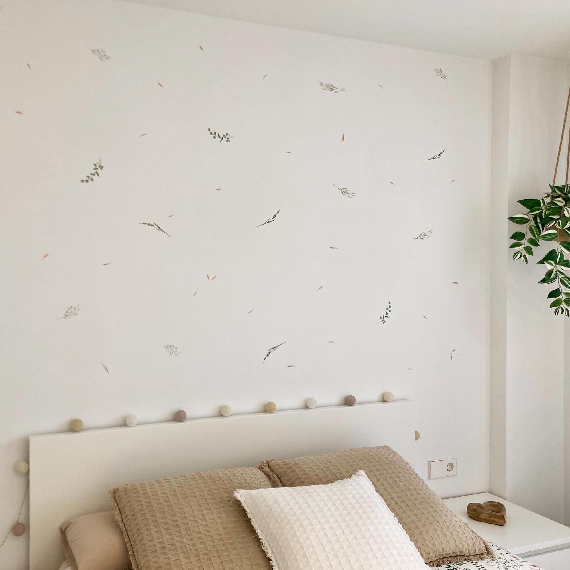 Vista general pared de dormitorio principal decorada con plantas adhesivas Nature Nicolasito.es estilo botánico. Falso papel pintado estilo natural