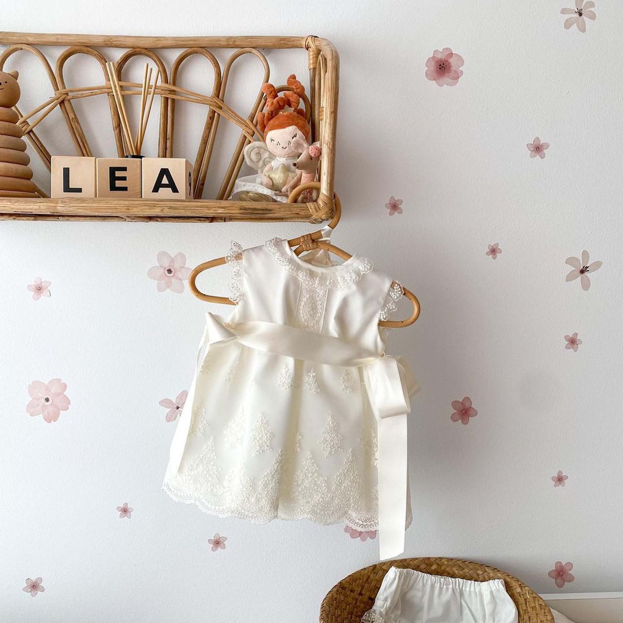 Decoración de pared con vinilo de flores verano en dormitorio infantil -Nicolasito.es