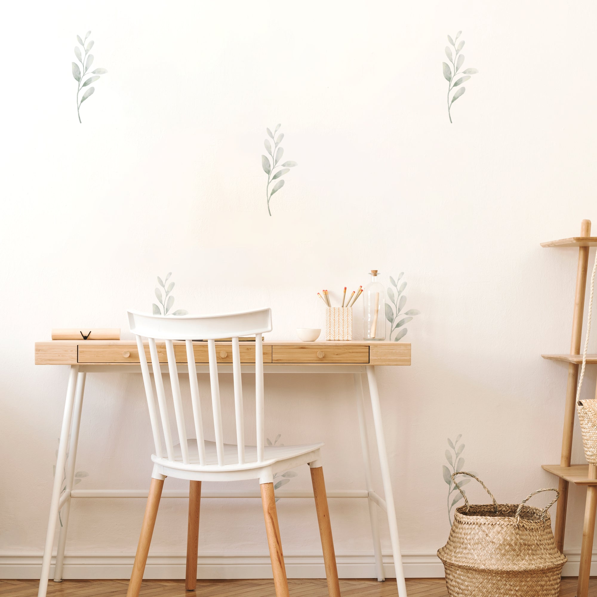 Imagen detallada de despacho con escritorio en madera y detalles en mimbre, donde se ven con detalle los vinilos decorativos plantas estilo bohemio espigas en color verde, colocadas en la apred. Adhesivo resistente y que no deja marcar al retirarlo - Nicoalsito.es #tamaño_Grande