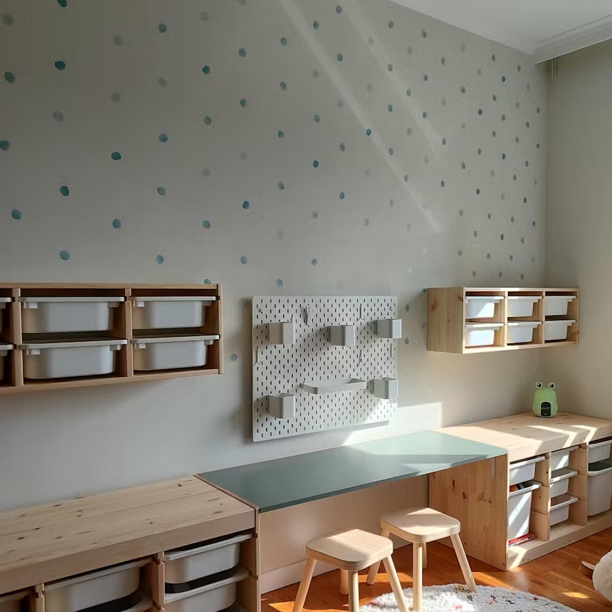 Topos adhesivos de colores suaves aplicados sobre pared de habitación infantil. Decoración cuarto de estudio niños con topos decorativos de pared colorida.
#color_topitos-aqua