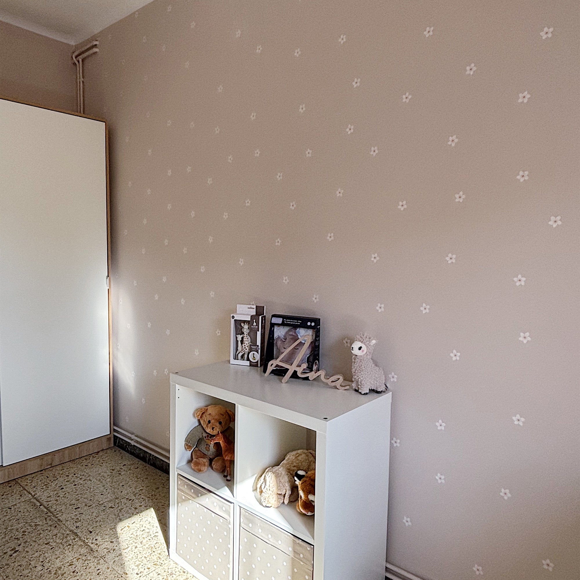 Vinilo flores de cerezo en color hueso sobre pared de color rosa de dormitorio infantil de niña, creando un espacio fresco con decoración primaveral - Nicolasito.es #color_flores cerezo hueso