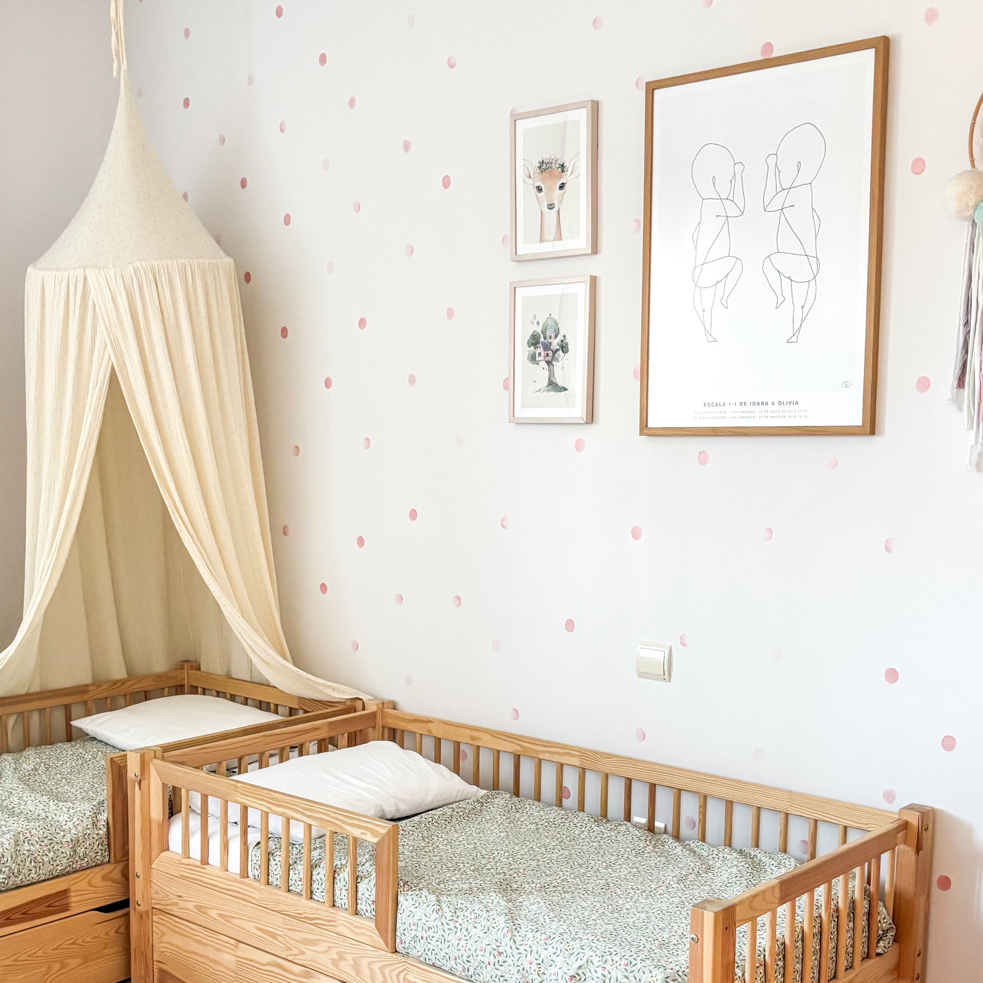 Topos decorativos para cuarto infantil estilo nórdico minimalista. Topitos removibles color rosa en pared blanca y toques de madera. nicolasito.es
#color_topitos-rosa