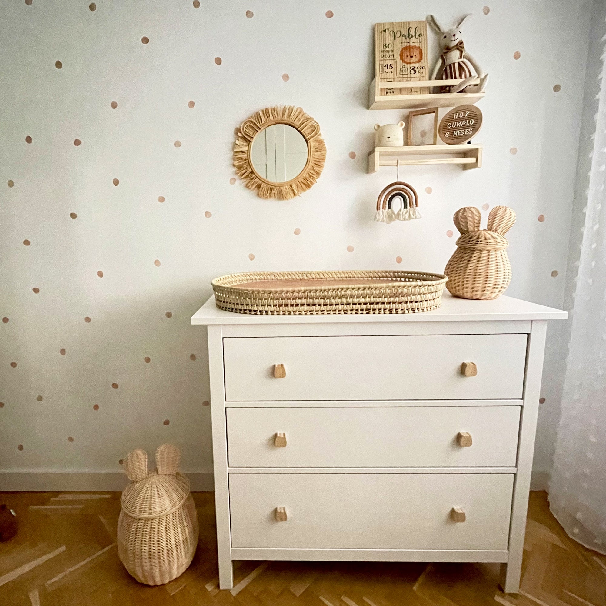 Vinilos removibles estilo acuarela sobre pared de dormitorio infantil. Fácil de usar y quitar. Nicolasito.es
#color_topitos-marron