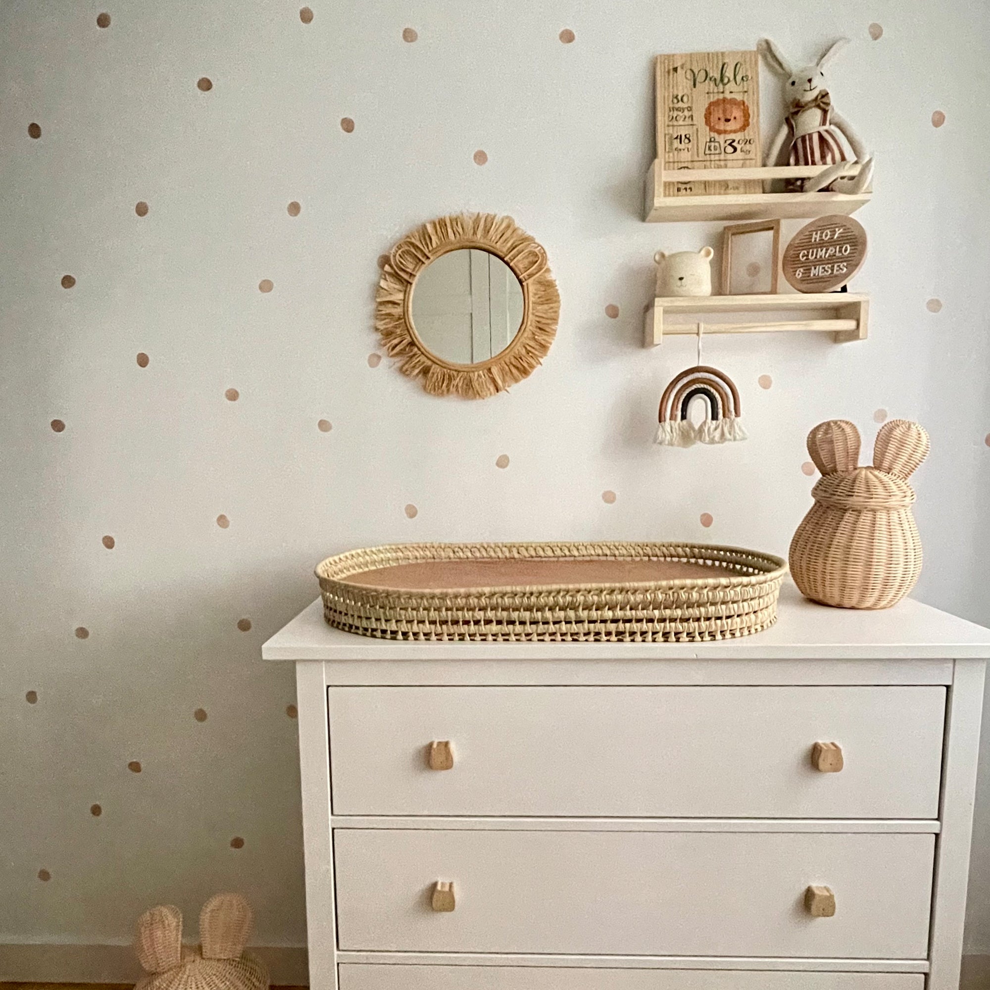 Vinilos adhesivos redondos sobre pared con cómoda infantil blanca. Vinilos reomovibles topos decorativos nicolasito.es
#color_topitos-marron