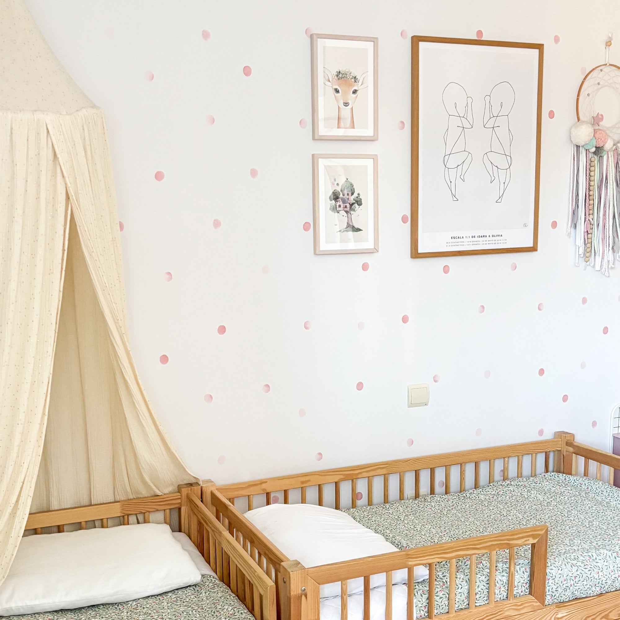 Topos de colores suaves decorando la pared de un cuarto infantil. Nicolasito.es
#color_topitos-rosa