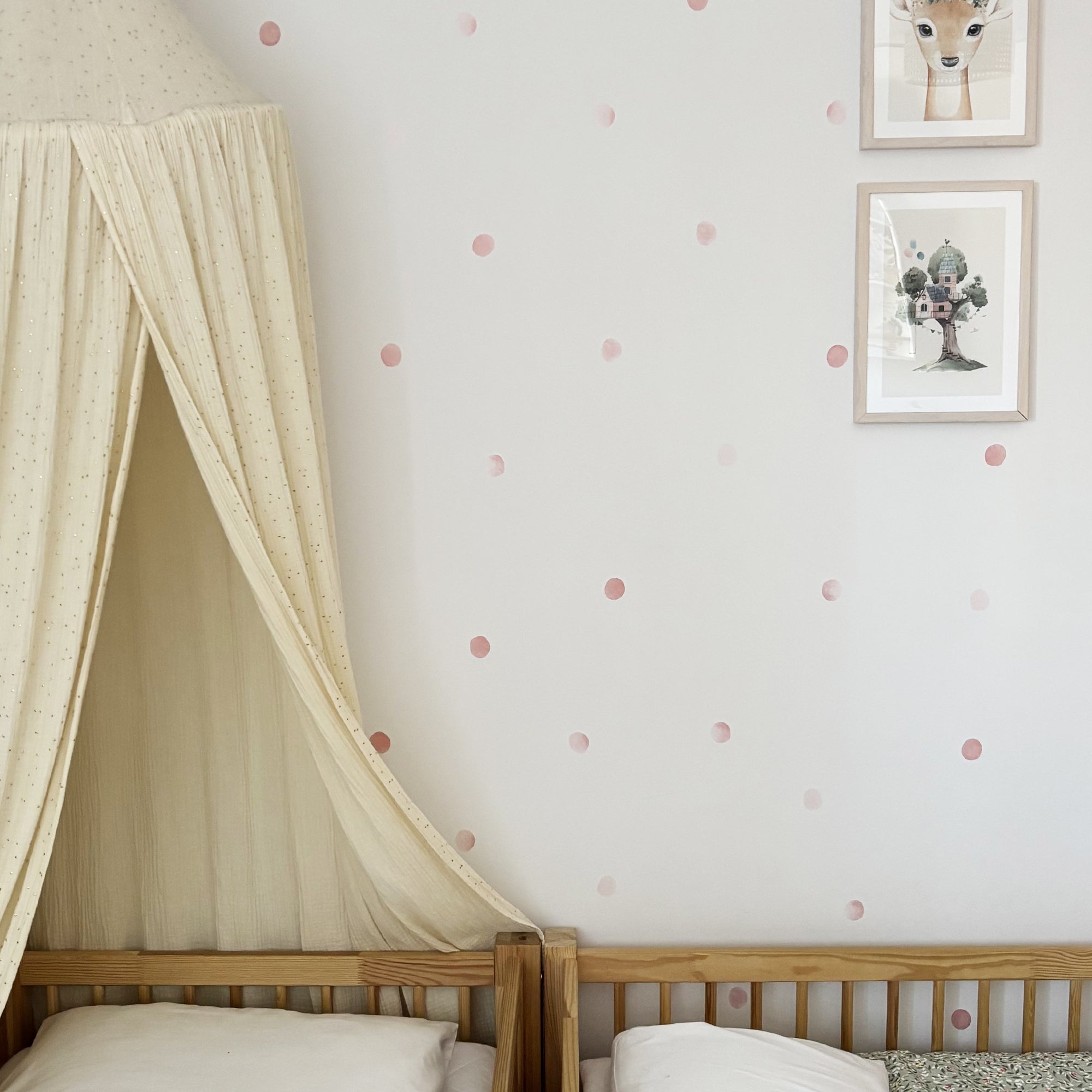 Pared de dormitorio infantil decorada con vinilos de lunares suaves tonos rosa. Nicolasito.es
#color_topitos-rosa