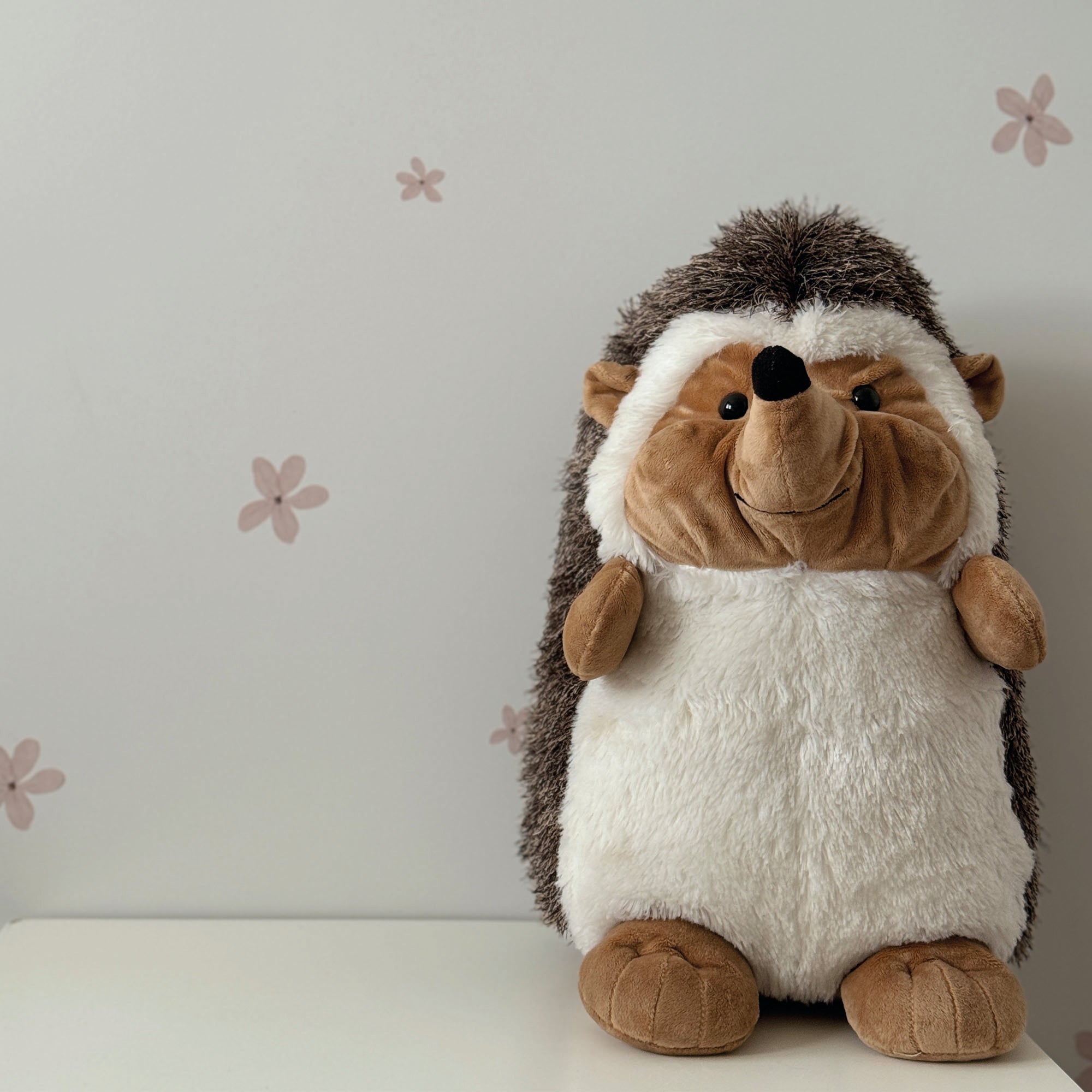 Vinilo decorativo flores boho en color rosa, colocados en pared blanca y lisa de dormitorio infantil de niña luminoso, creando una simulacion de mural adhesivo de pared floral - Nicolasito.es #color_flores-boho-rosa