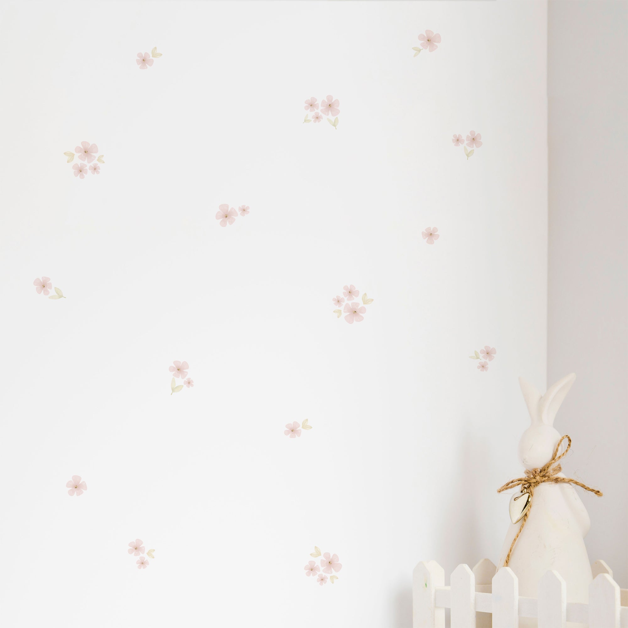 Plano detalle de pared de dormitorio decorada con vinilos decorativos de pared removibles de alta calidad y en forma de flores de color rosa pastel - Nicolasito.es #color_flores-silvestres-rosa