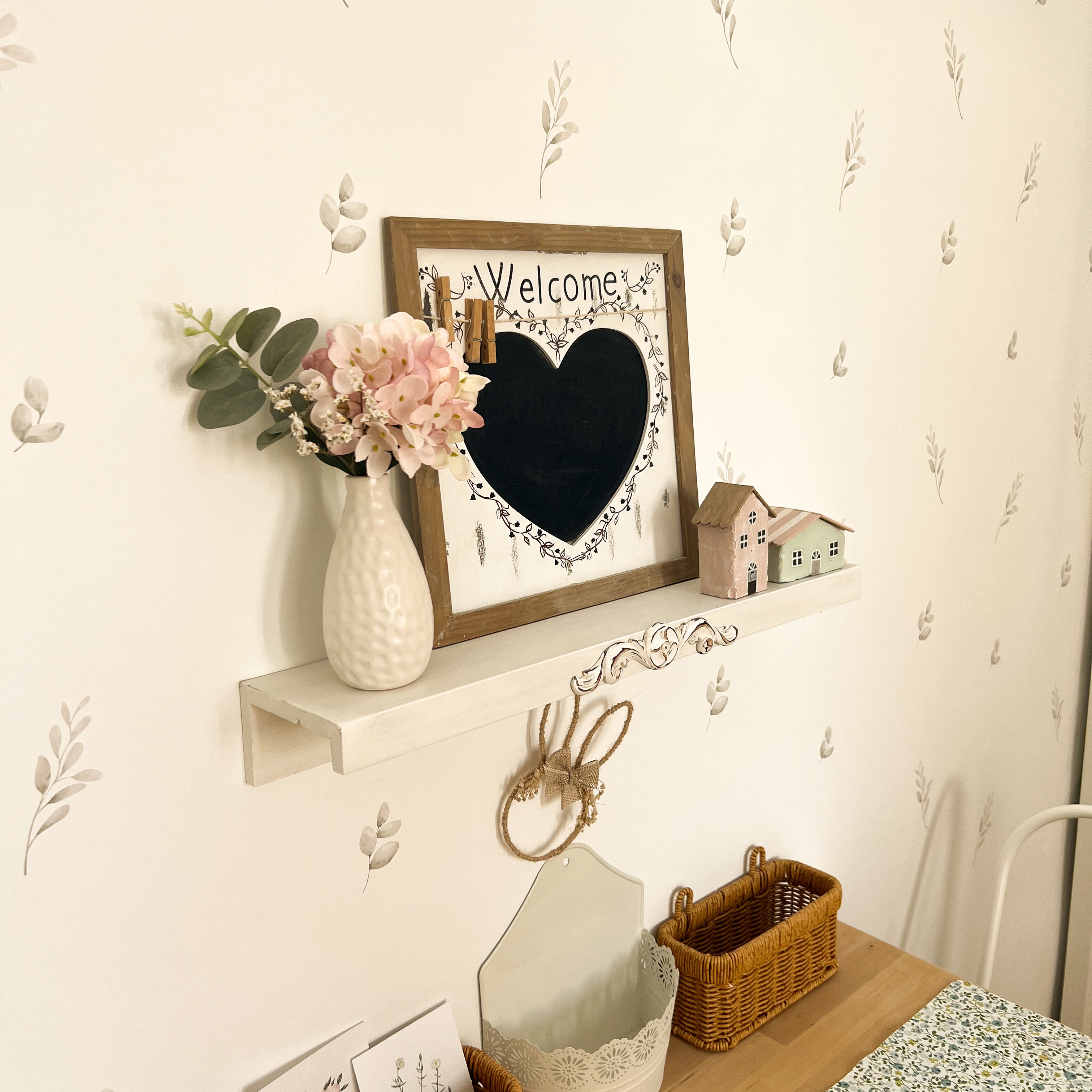 Imagen que muestra la decoración rústica de un dormitorio infantil con detalles en mimbre y paredes blancas decoradas con plantas y ramos decorativas en conjunto y estilo bohemio, ideales para ambientes acogedores y llenos de vida natural - Nicolasito #tamaño_Pequeño
