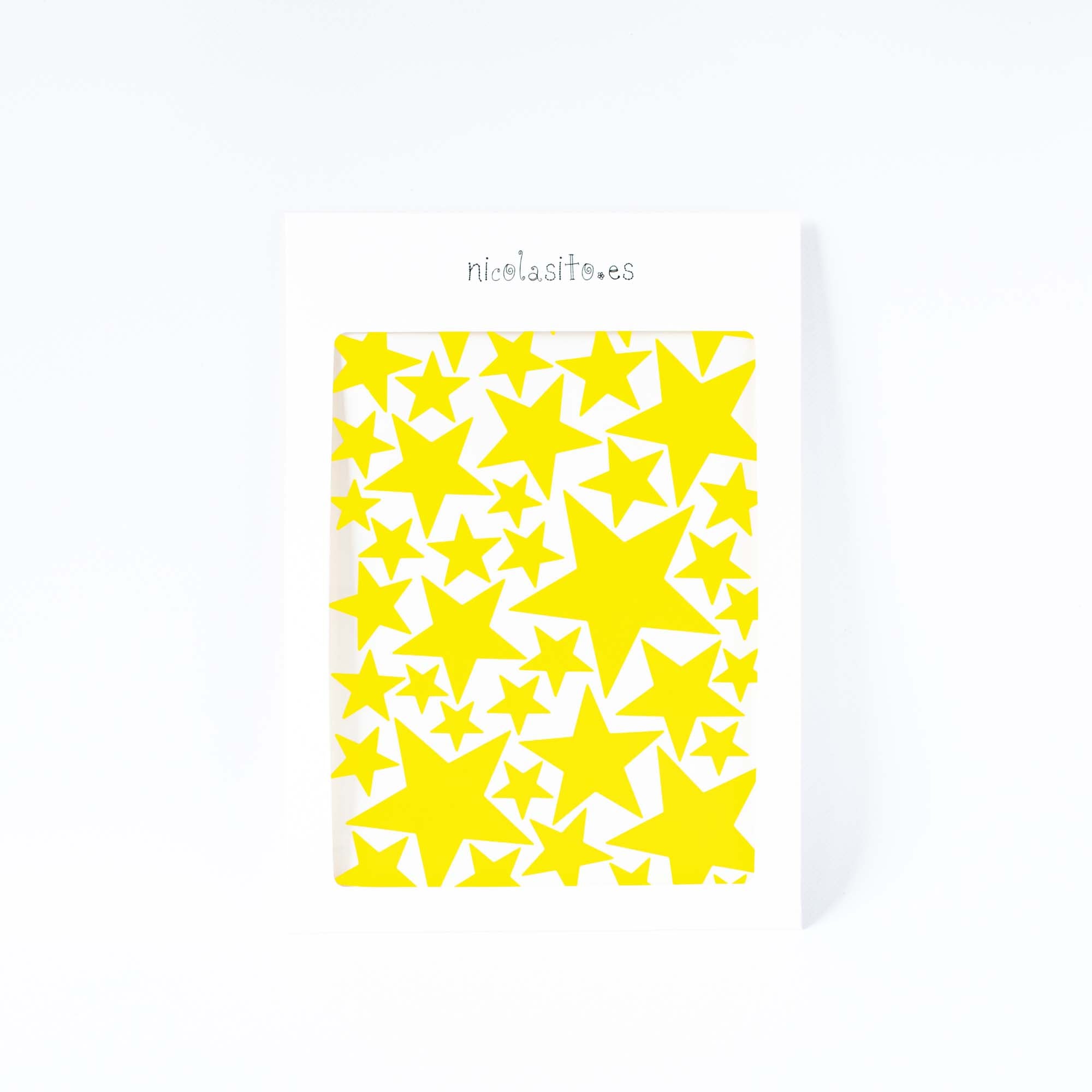 Detalle del sobre blanco de packaging cerrado que contiene el vinilo decorativo de pared en forma de estrellas mix en color amarillo - Nicolasito.es #color_Amarillo