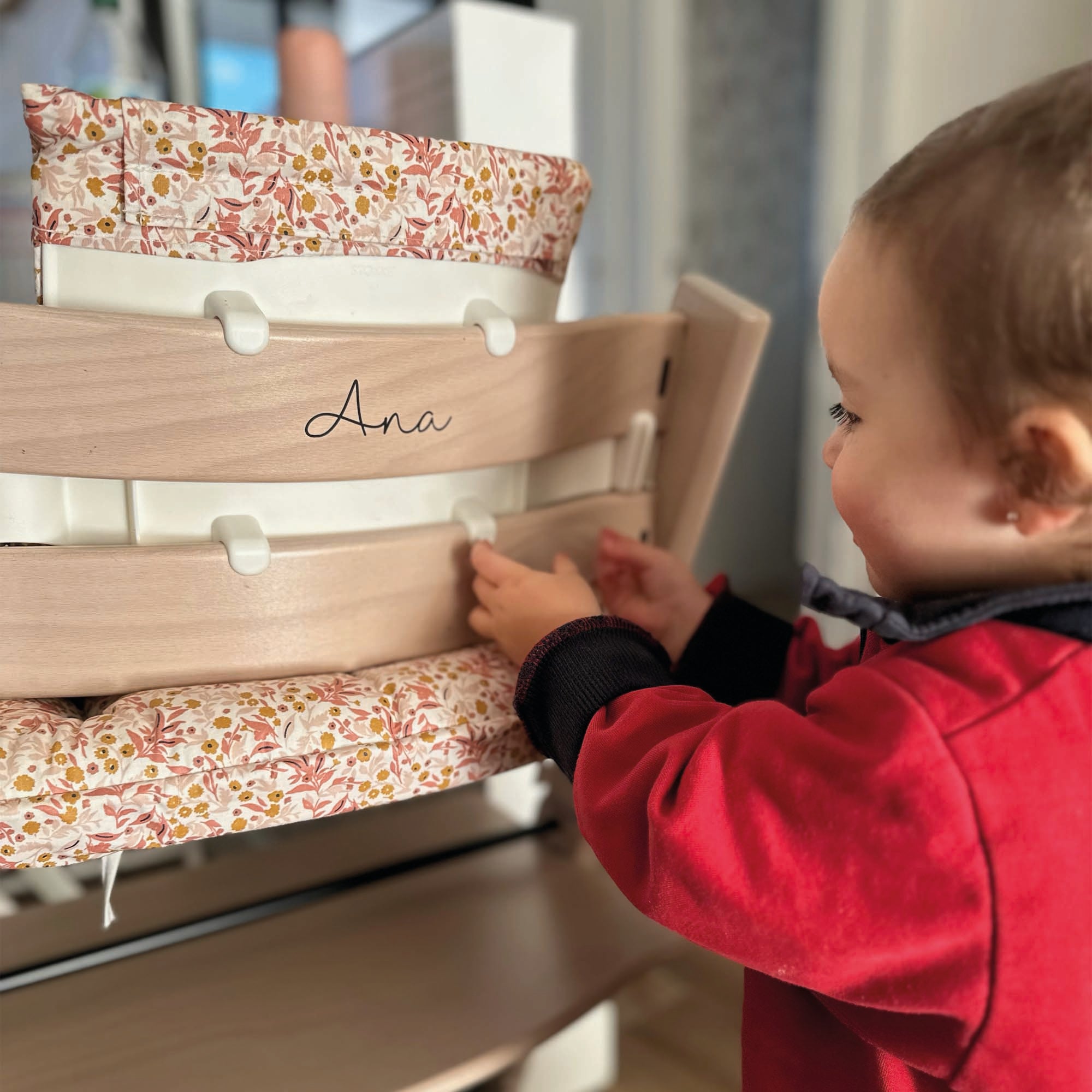 Etiqueta personalizada y adhesiva con nombre en negro sobre silla de bebe en la cocina - Nicolasito.es #Tamaño_pequeño