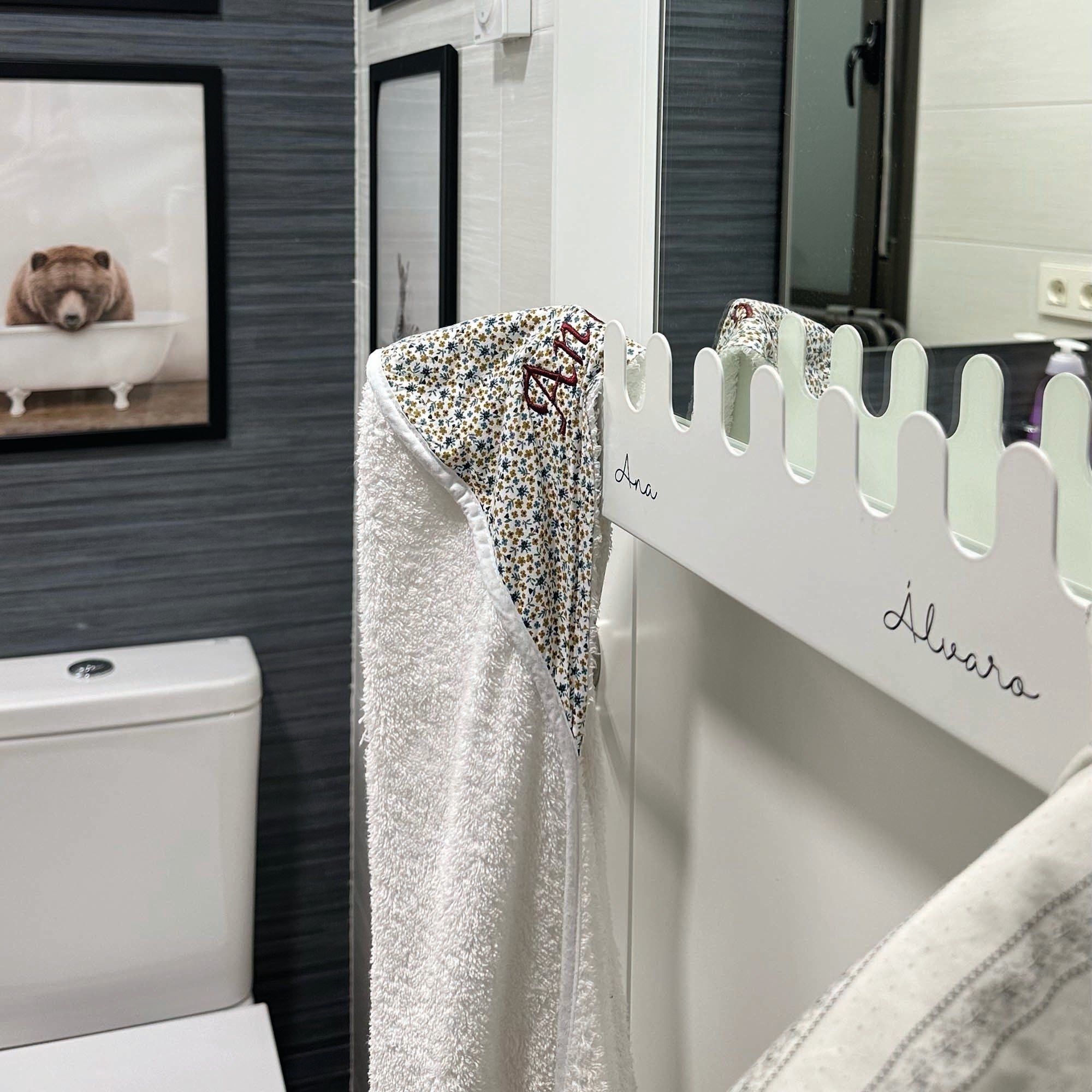 Pegatinas organizadoras y personalizadas para toalleros de baño - Nicolasito.es #Tamaño_grande