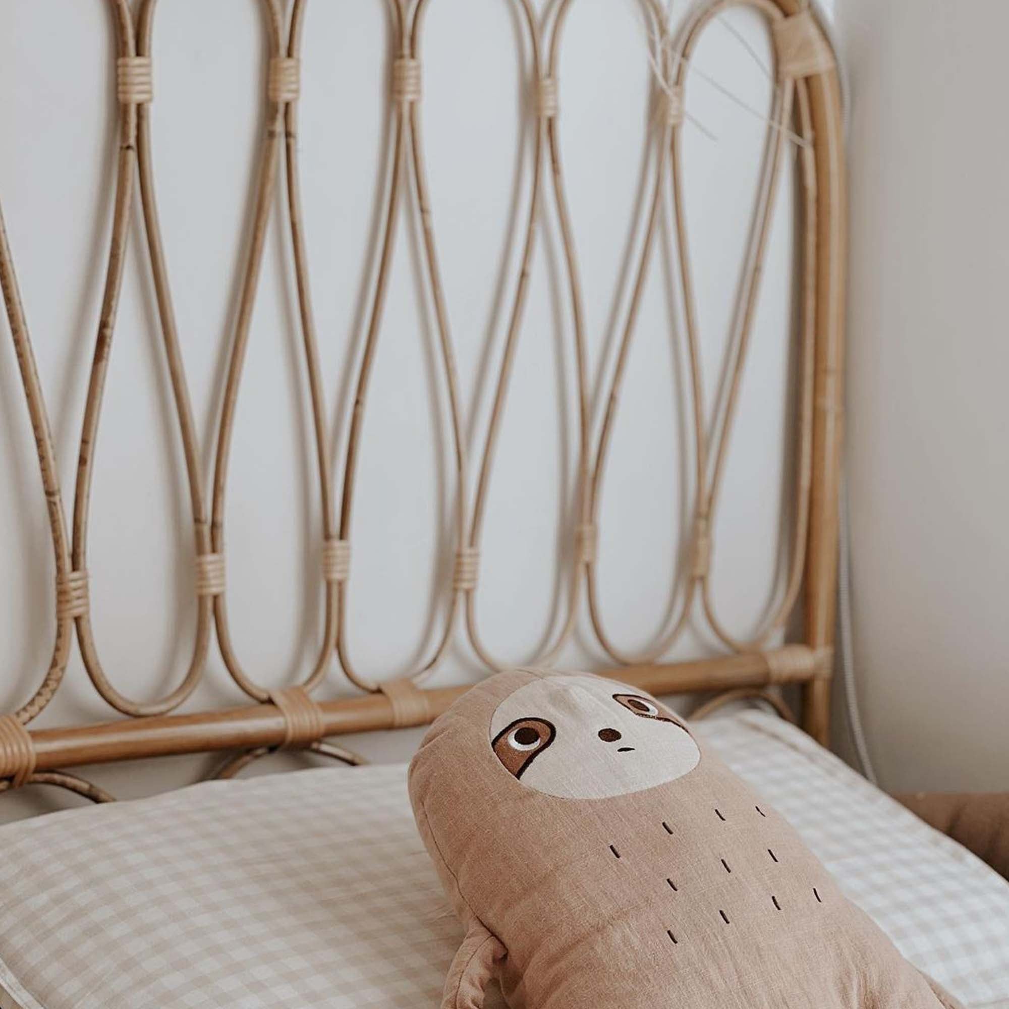 Cabecero artesanal de caña natural en habitación infantil decorada en tonos neutros, ideal para ambientes cálidos y acogedores - Nicolasito.es