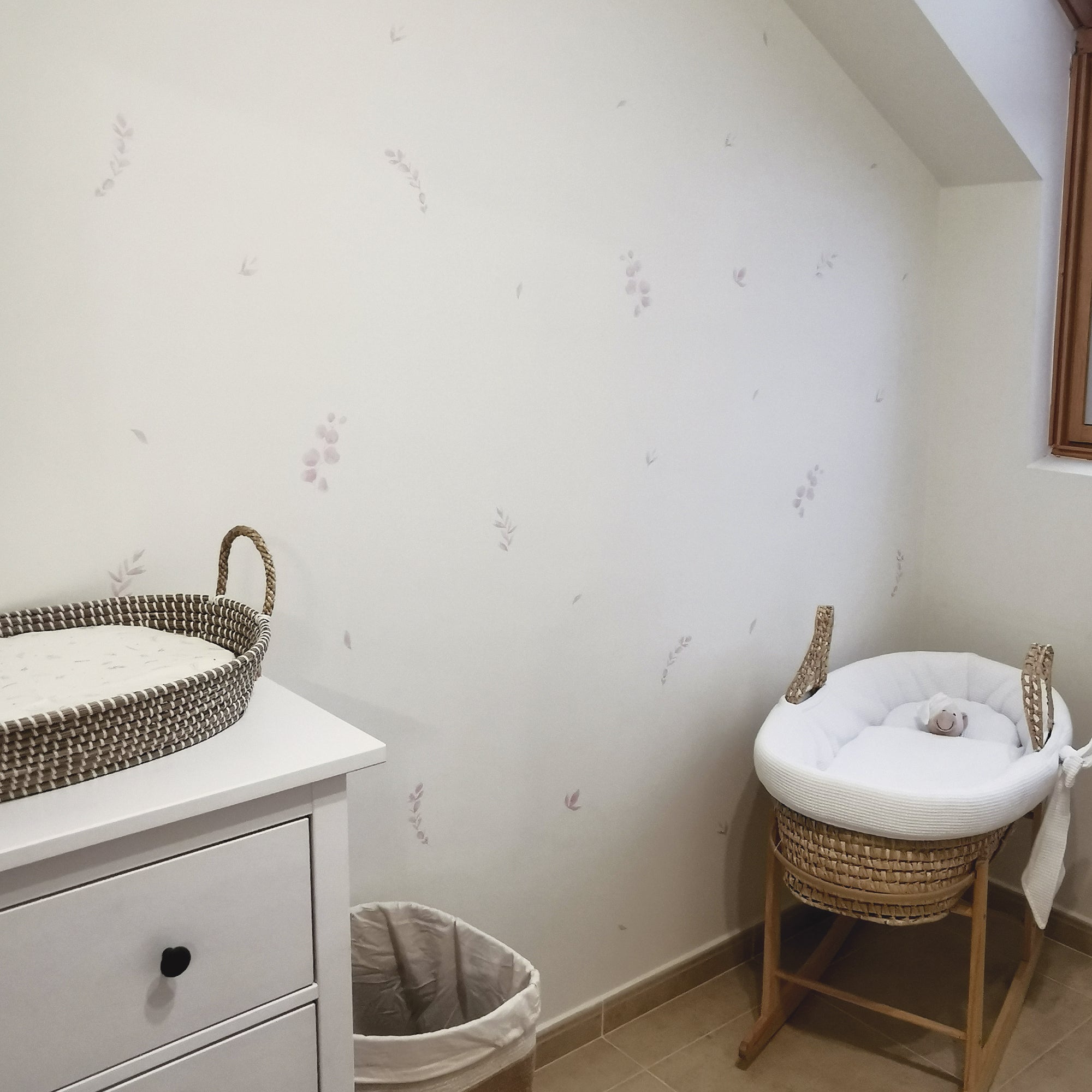 Dormitorio de bebé con paredes muebles de madera en blanco y paredes blancas decoradas con adhesivos vinílicos con forma de plantas eucalipto en color rosa con acabado acuarela creando un efecto papel pintado - Nicolasito.es .#color_plantas-eucalipto-rosa
