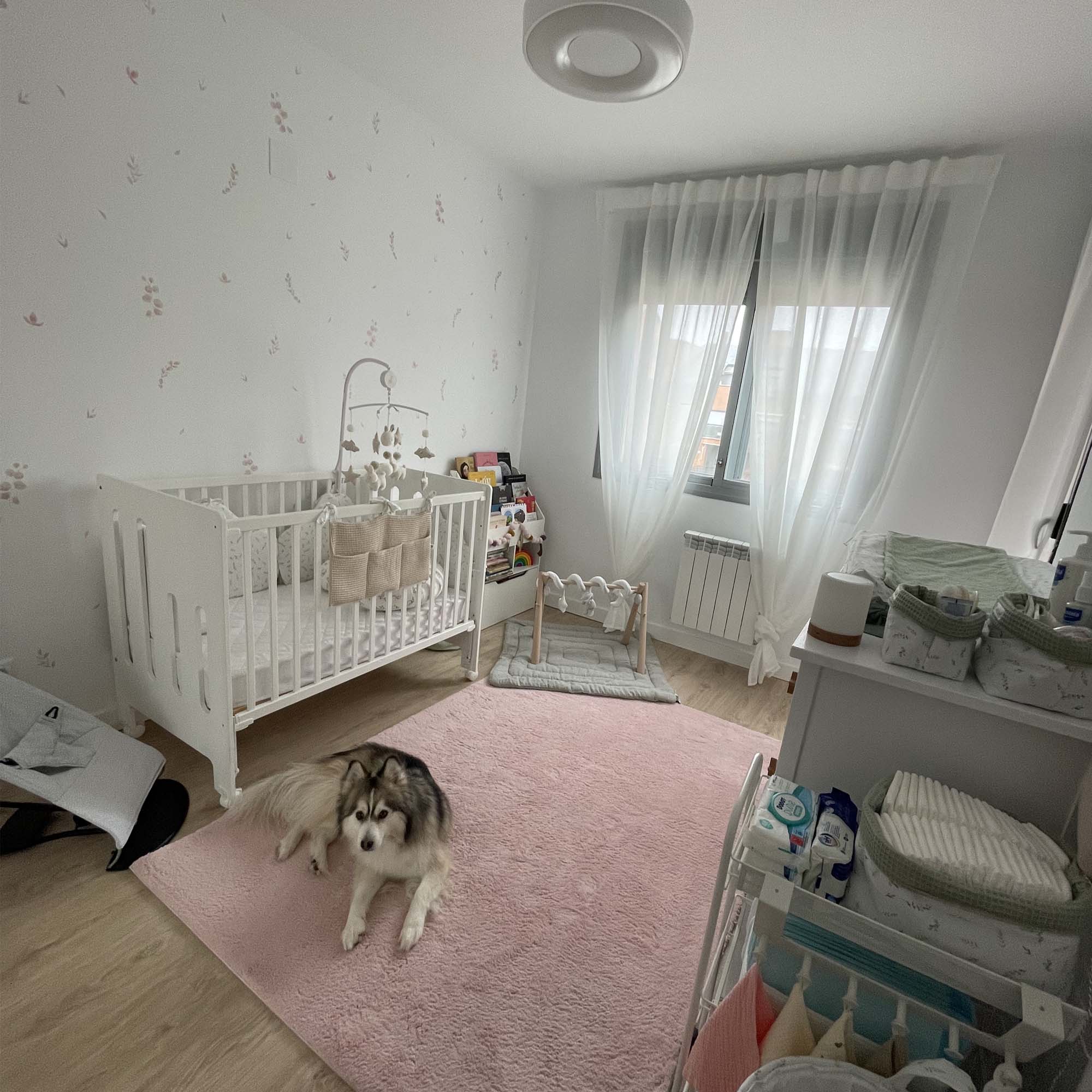 Imagen general de decoración dormitorio de bebé elegante y con paredes blancas decoradas con vilo adhesivo plantas eucalipto de color rosa con acabado mate - Nicolasito.es #color_plantas-eucalipto-rosa