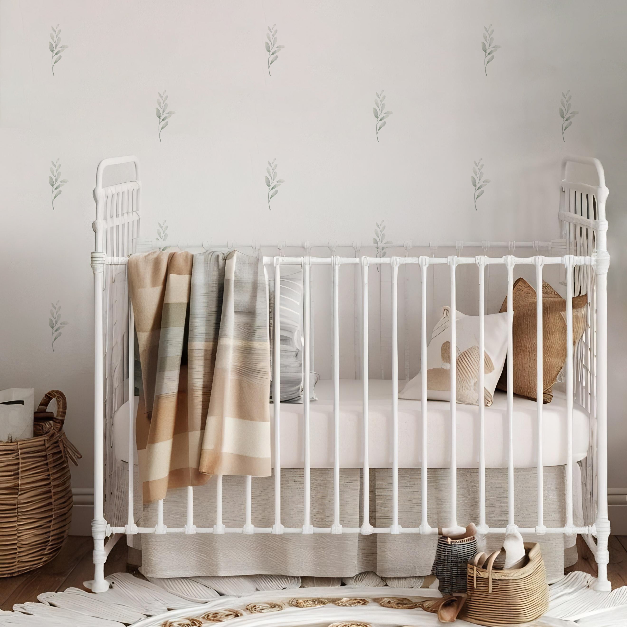 Imagen de dormitorio infantil con detalles en mimbre y paredes blancas decoradas con vinilo decorativo con diseño de plantas estilo bohemio espiga en acabado acuarela, adhesivo pared estilo boho - Nicolasito.es #tamaño_Mediano