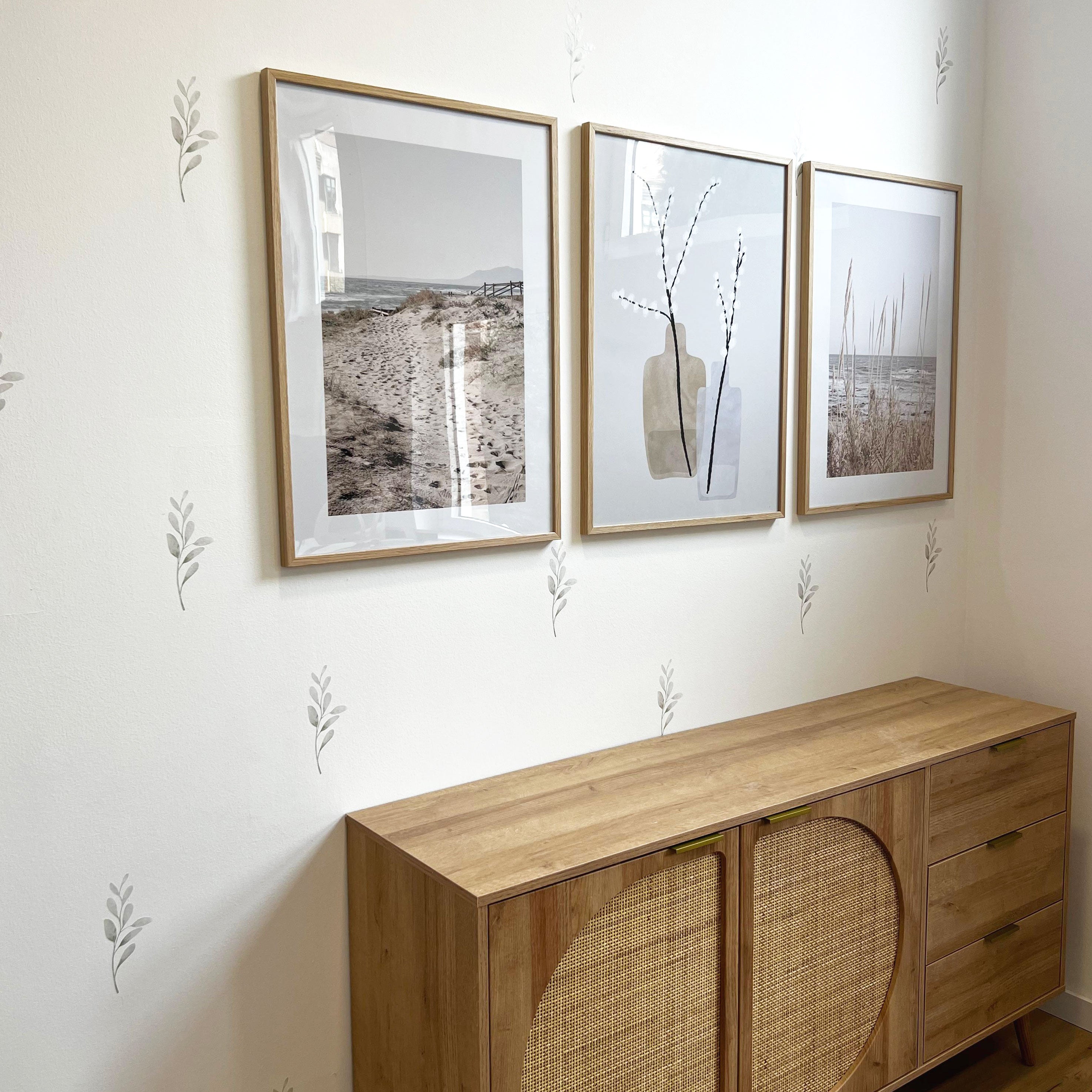 Imagen de despacho de oficina con muebles y detalles en madera, con paredes blancas, grande y lisas, las cuales están decoradas con vinilo decorativo plantas espiga estilo bohemio simulando un papel pintado, inspiración decoración boho chic - Nicolasito.es #tamaño_Mediano