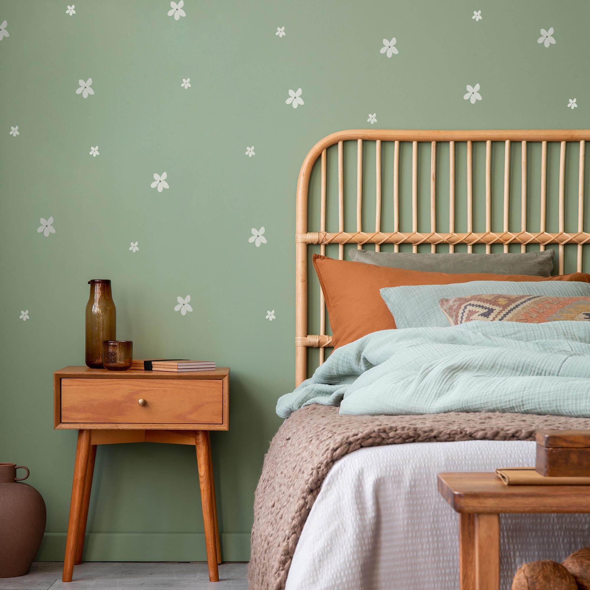 Combinación de vinilo decorativo flores boho color hueso, en pared grande de color verde, ejemplo de cobertura en pared de dormitorio infantil - Nicolasito.es #color_flores-boho-hueso