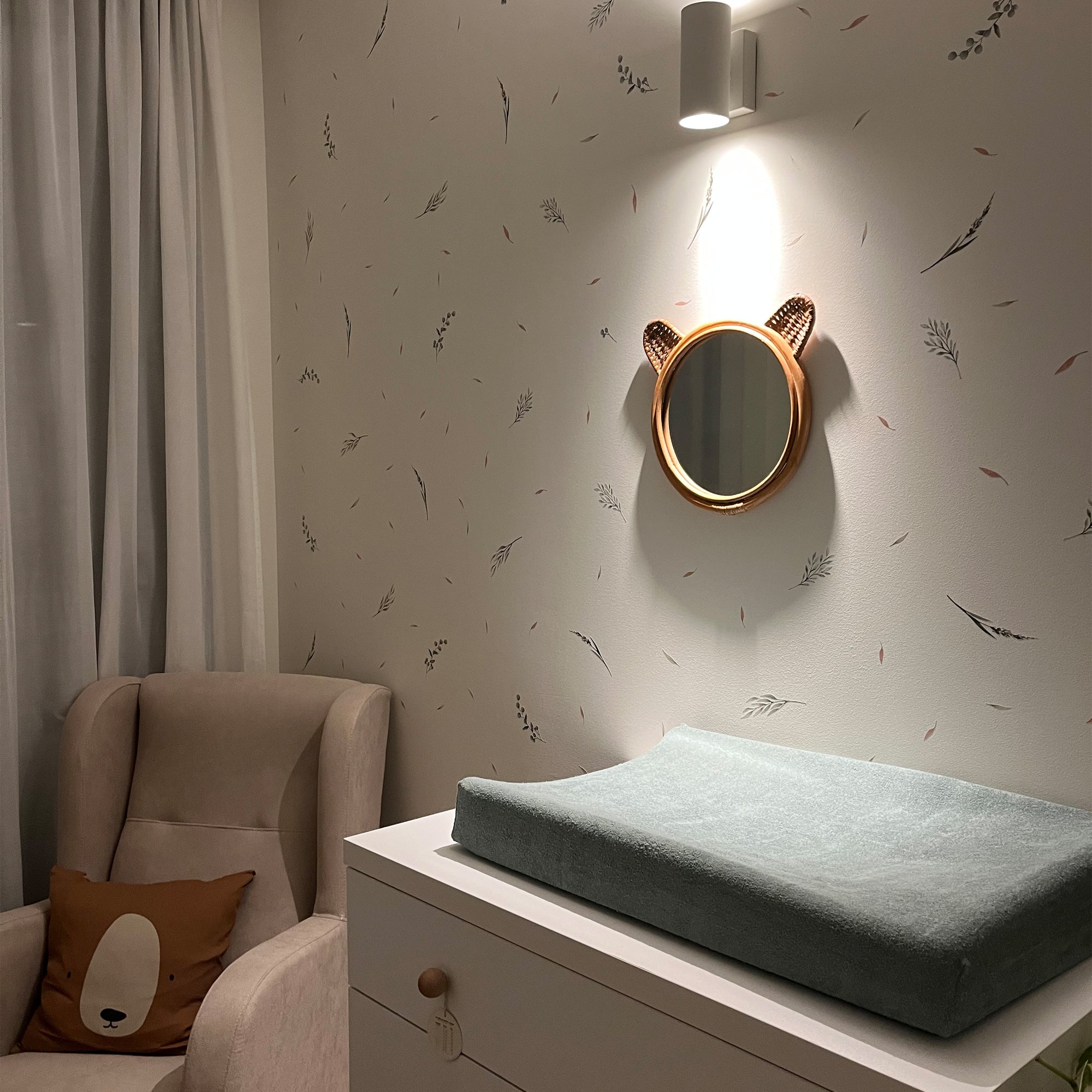 Vinilo decorativo Plantas Nature Nicolasito en pared blanca de cuarto de bebé efecto papel pintado botánico verde natural