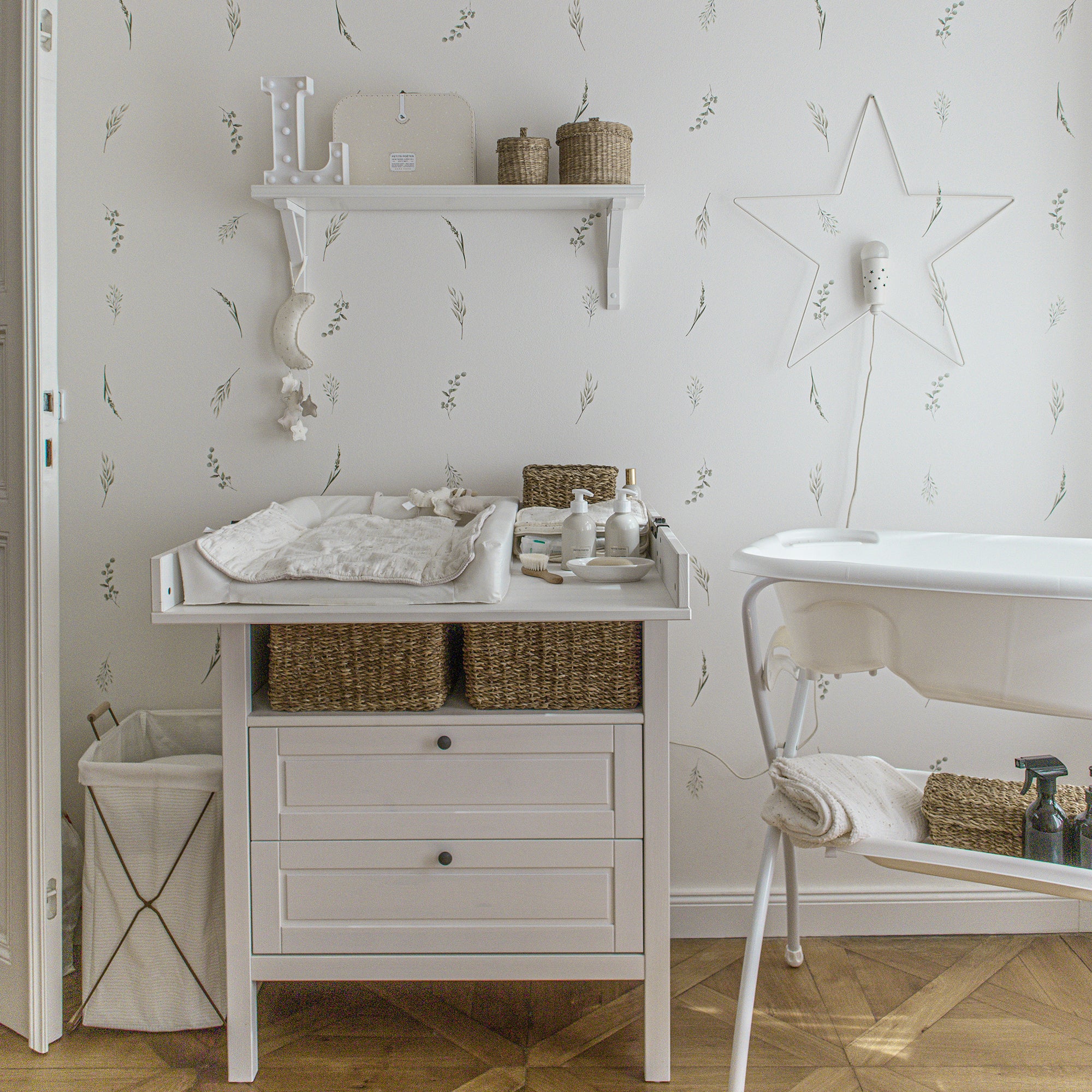 Pegatinas plantas removibles estilo acuarela decoración dormitorio infantil de bebé. Decoración pared sobre cambiador con estilo nordico blanco. nicolasito,es