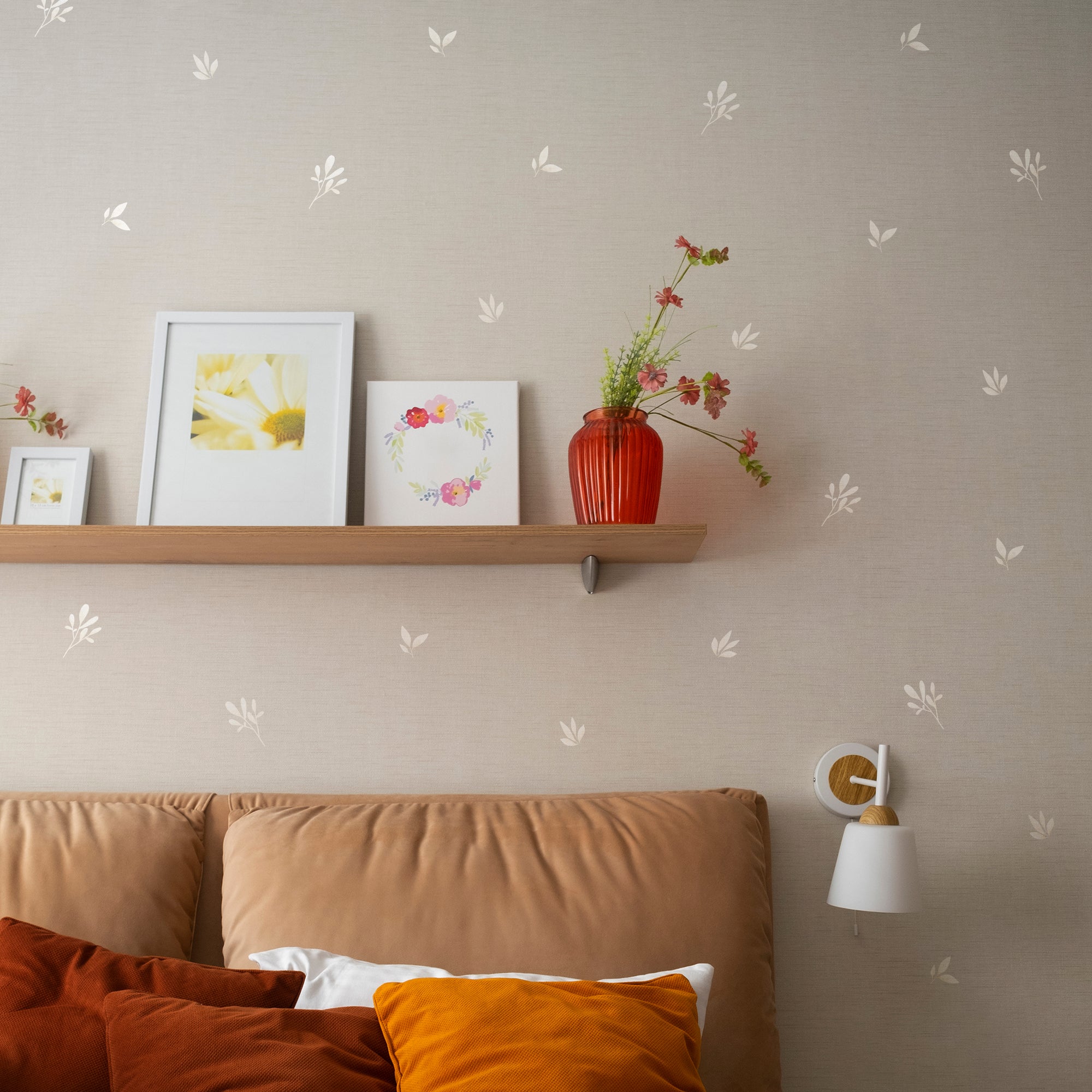 Decoración pared salón colo ocre con plantas mini acuarela de nicolasito dando un efecto papel pintado. Decoración sin líos facil de poner y quitar #color_plantas-acuarela-hueso