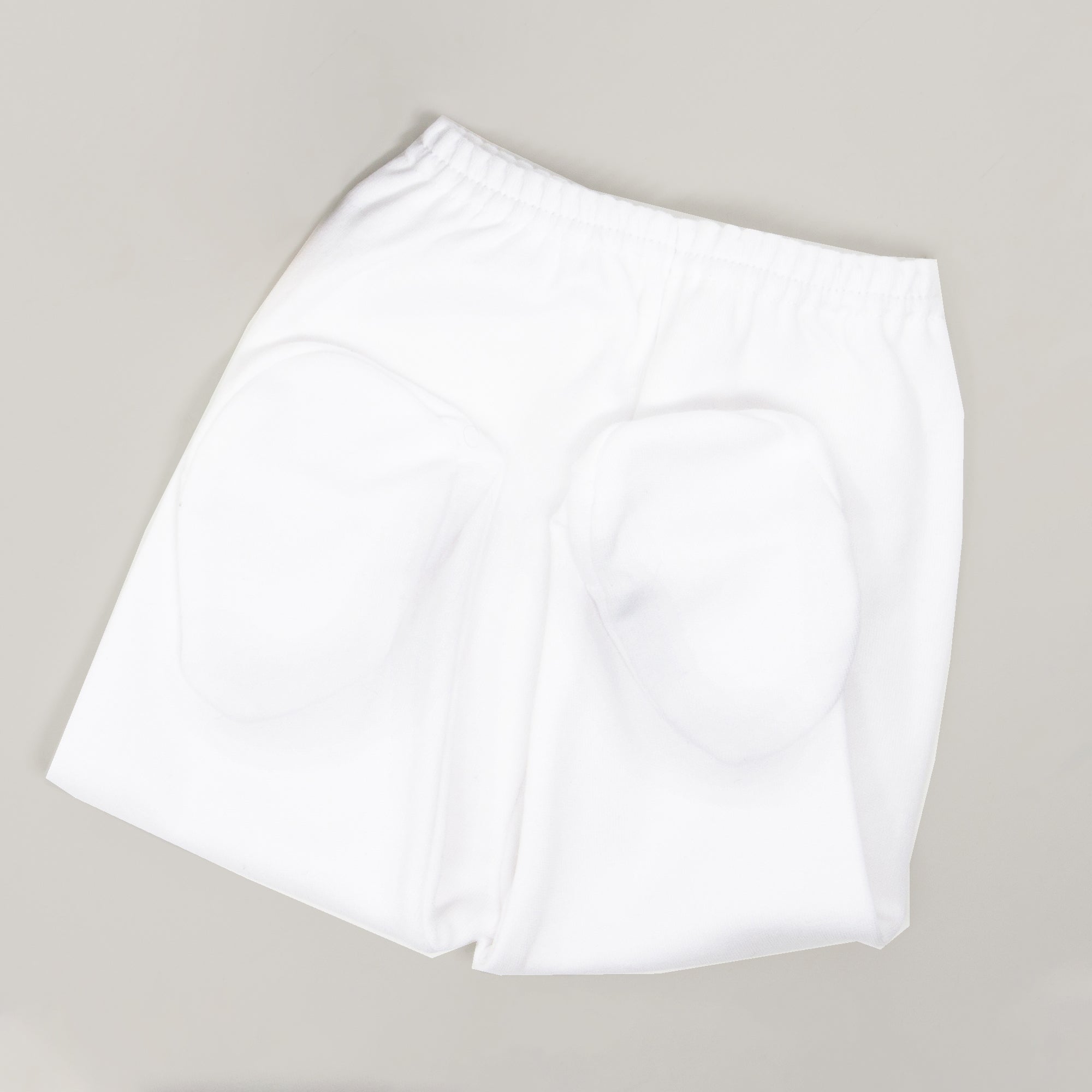 Detalle de la polaina del conjunto de primera puesta Papá Noel personalizado, confeccionada en algodón 100% orgánico, suave y cómoda para recién nacidos en su primera Navidad - Nicolasito.es