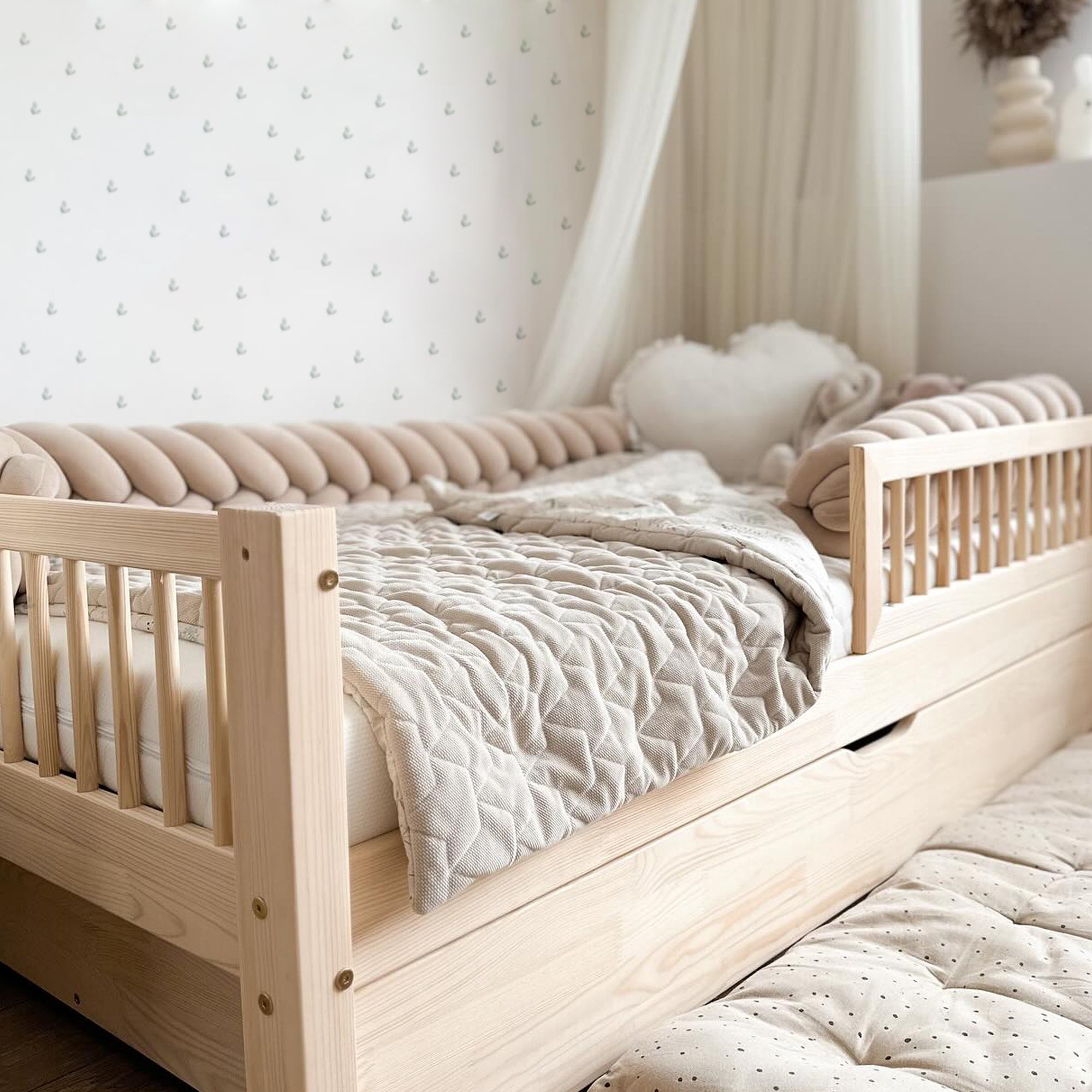 Cama nido de estilo nórdico mostrando la cama inferior extendida y lista para usar - Nicolasito.es