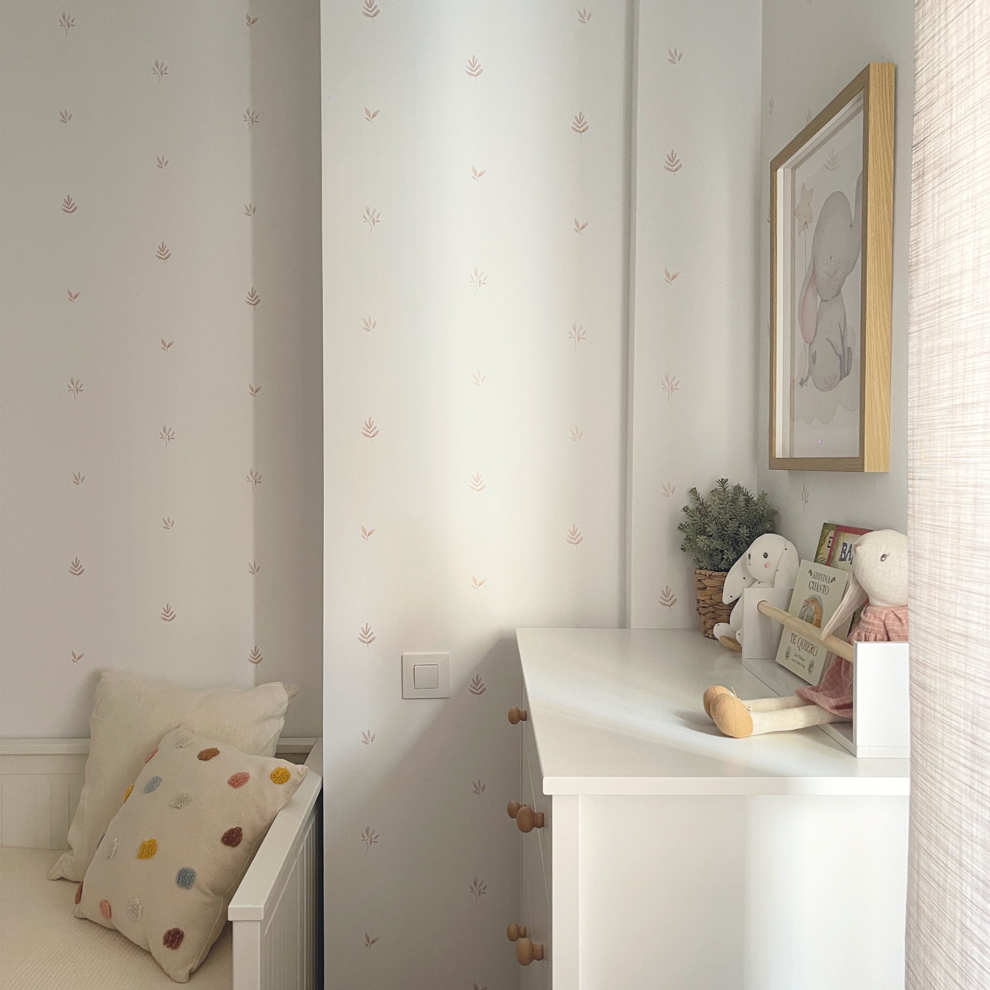 Pared de dormitorio infantil decorada con vinilos adhesivos en forma de plantas mini con efecto acuarela creando un ambiente cómodo - Nicolasito.es #color_plantas-acuarela-beige